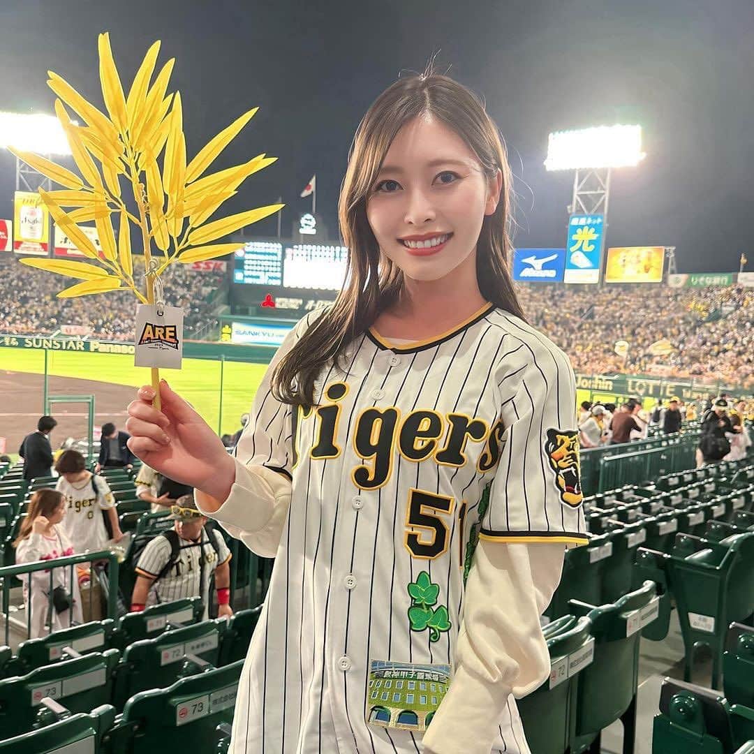 インスタ野球女子【公式アカウント】のインスタグラム：「🐯 🐯 こんばんは🐯 今日は#タイガース女子 をご紹介していきます🐯♡* ・ とっても美人さん( ᵕᴗᵕ )💞* ・ @sugimodepon さんのアカウントも是非覗いてみてください✨* ・ インスタ野球女子ではプロ野球を観戦、応援している女性の方をRepostでご紹介させていただいています⚾* ・ みなさんも「#インスタ野球女子」をつけて投稿しよう！ 素敵な野球仲間が見つかるかも、、🙋！* ・ 素敵な投稿はリポストさせていただきます😘* ・ 次回もお楽しみに～～👋👋 ・ #虎党#阪神#タイガース#ドラジョ #トラ女 #阪神ファン#野球#野球女子 #野球観戦#ユニフォーム#とらほー #可愛い#美人#美女#女の子 #タイガースファンと繋がりたい #野球好きな人と繋がりたい #インスタ野球女子」