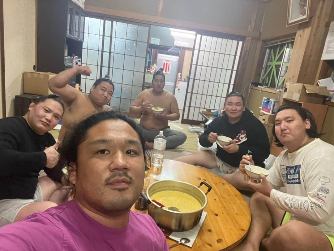 石浦将勝のインスタグラム：「#宮城野部屋夜食組合 宮城野部屋で体重増量が課題の力士が加入する組合 夜な夜な集まっては夜食を食べます。 本日の欠席者　輝鵬、絢雄  @killingtimer2021 ありがとうございます🙏🏼🔥」