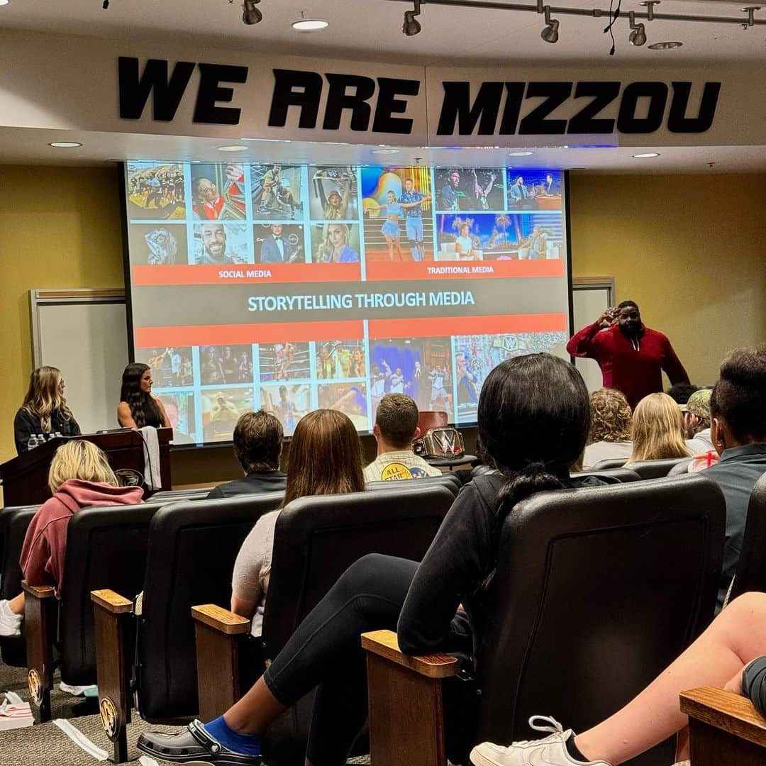 カシー・カタンツァーロさんのインスタグラム写真 - (カシー・カタンツァーロInstagram)「The @wwe #CampusRush Tour made a stop at @mizzouathletics last week with @katana_wwe and @_o_show_!」11月2日 0時57分 - katana_wwe