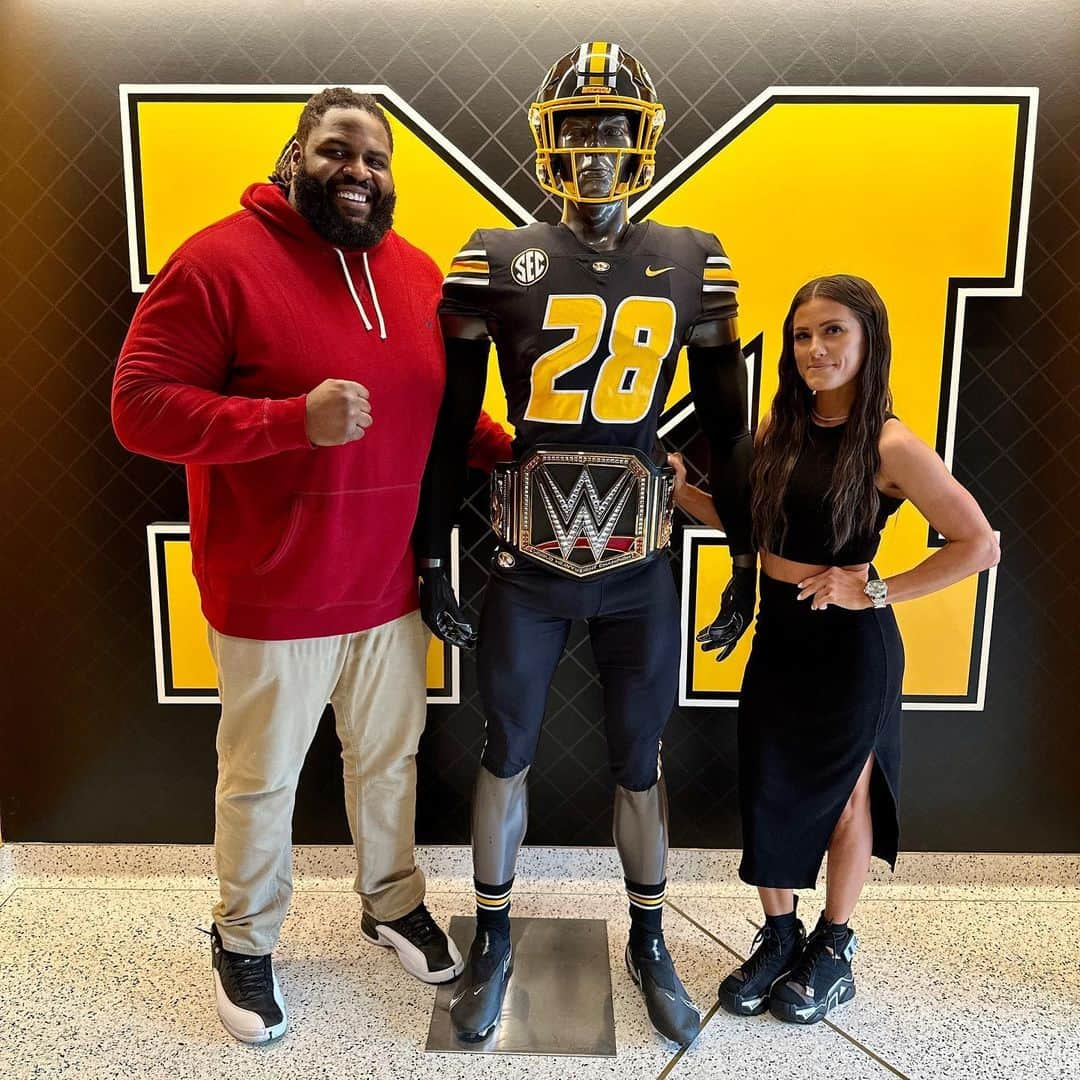 カシー・カタンツァーロさんのインスタグラム写真 - (カシー・カタンツァーロInstagram)「The @wwe #CampusRush Tour made a stop at @mizzouathletics last week with @katana_wwe and @_o_show_!」11月2日 0時57分 - katana_wwe