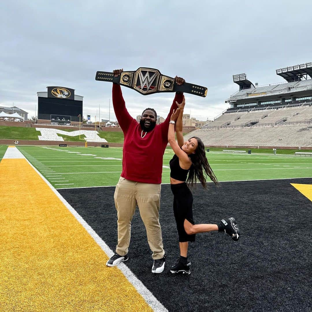 カシー・カタンツァーロさんのインスタグラム写真 - (カシー・カタンツァーロInstagram)「The @wwe #CampusRush Tour made a stop at @mizzouathletics last week with @katana_wwe and @_o_show_!」11月2日 0時57分 - katana_wwe