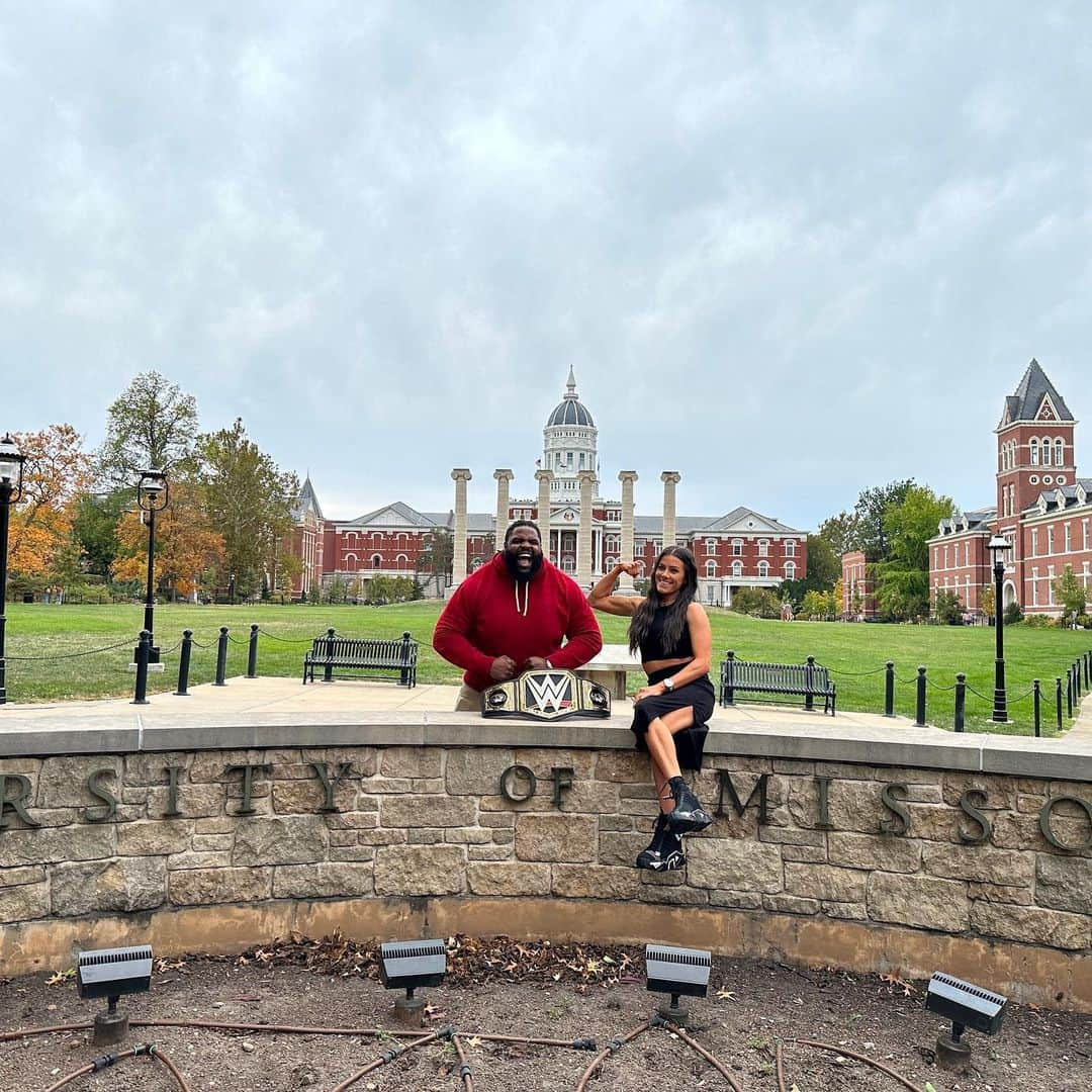 カシー・カタンツァーロさんのインスタグラム写真 - (カシー・カタンツァーロInstagram)「The @wwe #CampusRush Tour made a stop at @mizzouathletics last week with @katana_wwe and @_o_show_!」11月2日 0時57分 - katana_wwe