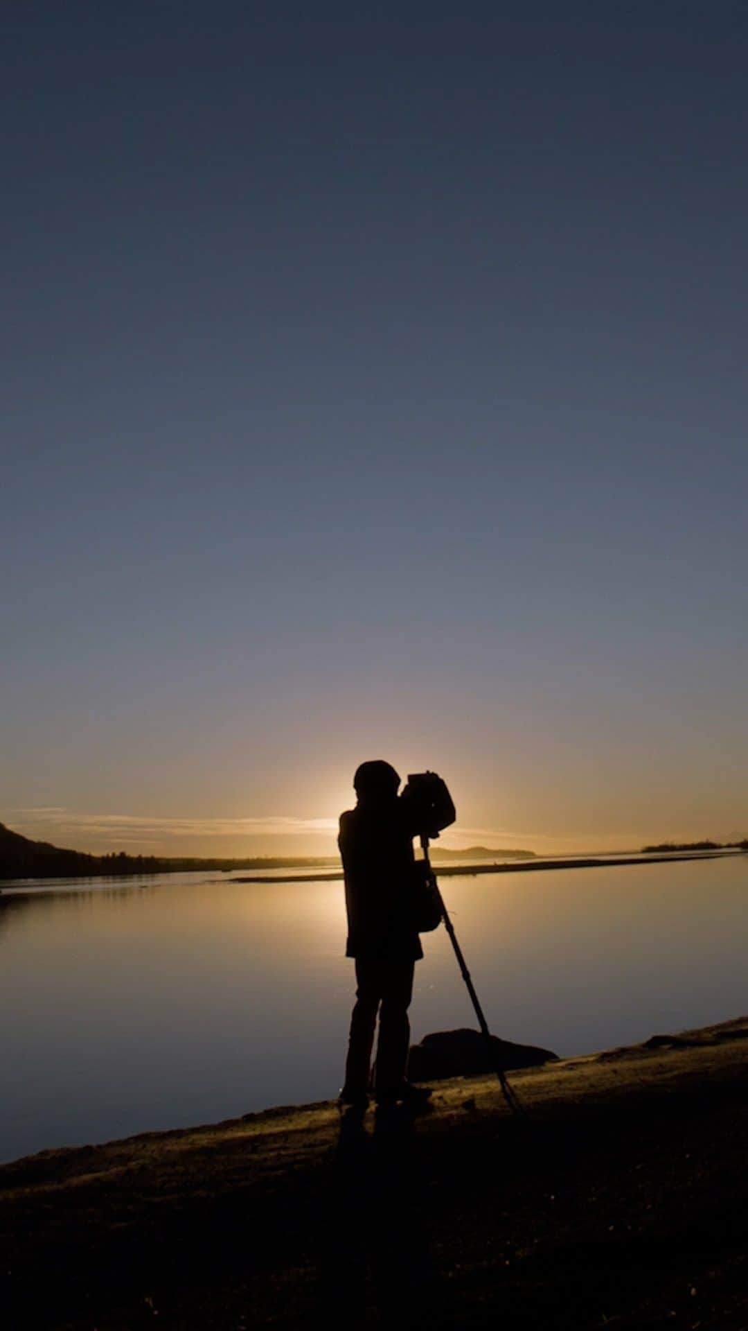 Magnum Photosのインスタグラム：「“And then out of the corner of my eye, I noticed what I thought was a stick in the water. And I looked at it and I thought ‘it’s a leg’.»⁠ ⁠ In his 18-chapter online course, @marktpower takes us from his studio in Brighton to the roads of Alaska as he delivers extensive insight into his career and photographic process. ⁠ ⁠ Here, we see Power create an image of a moose leg found by the Knik River in Alaska.⁠ ⁠ 🔗 Learn with Power and other Magnum photographers at the link in the @magnumphotos bio.」