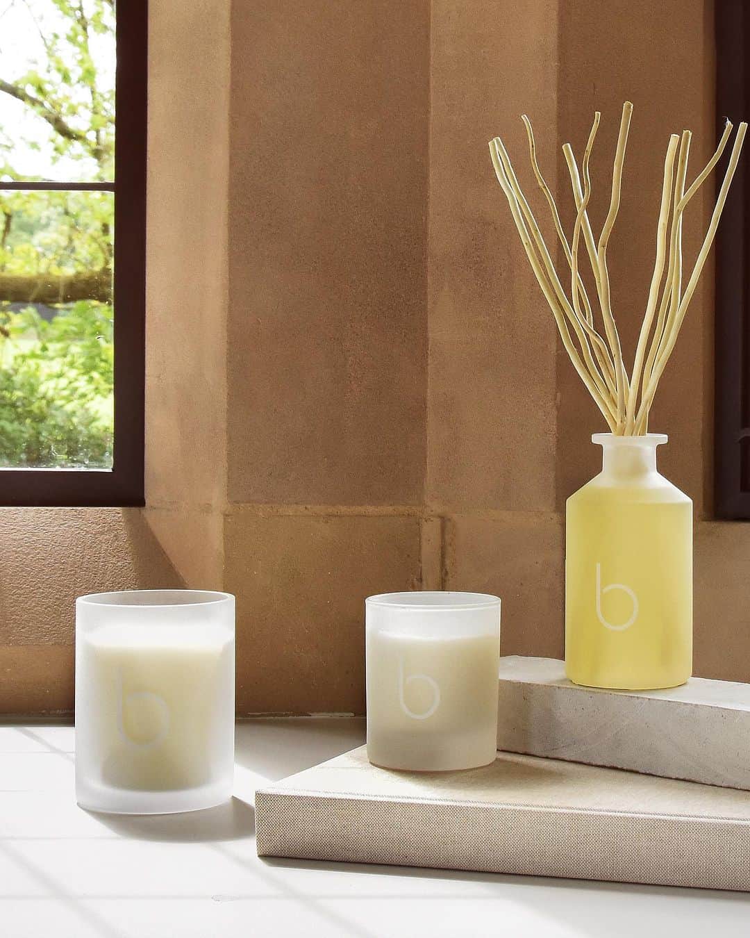 のインスタグラム：「As cool autumn days draw us inside, create a cosy ambience in the home with our favourite home fragrances. Whether scenting your room with uplifting florals or warming your living spaces with notes of cedar wood, discover your perfect autumnal home scent.  Discover home fragrance in-store and online✨  #bamford #wellness #homefragrance #candles #diffusers #autumn」