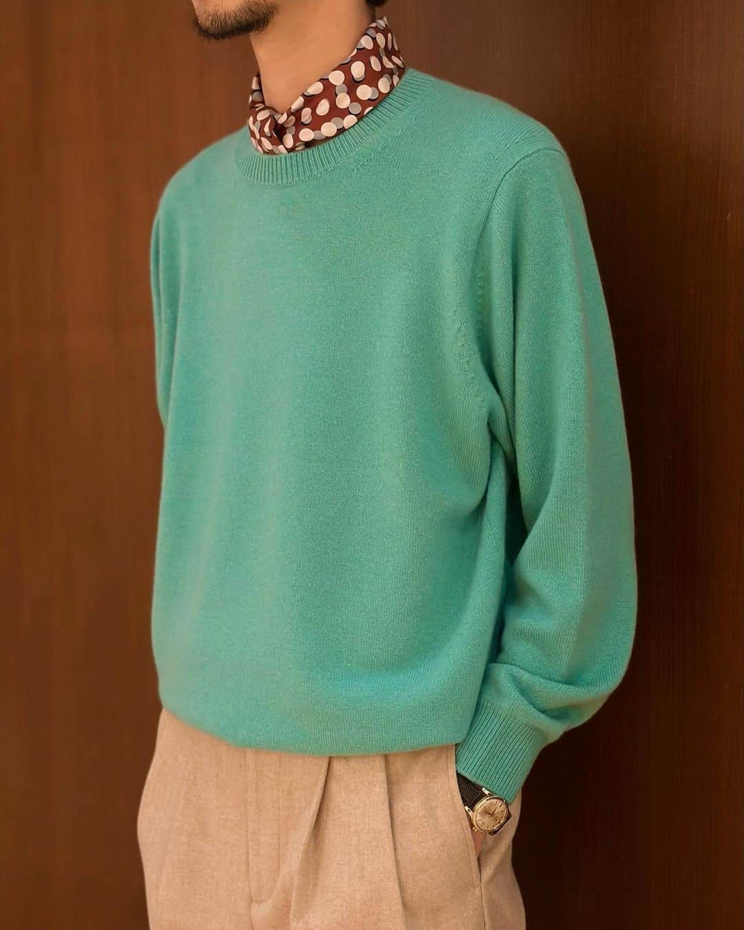 のインスタグラム：「. 〈BABY CASHMERE KNIT ORDER〉  トゥモローランド渋谷本店では、11月2日(木)〜11月12日(日)までの期間〈BABY CASHMERE KNIT ORDER〉を開催いたします。  トゥモローランドのルーツであり、象徴でもあるニットウェア。 その最高峰として新たに「TOMORROWLAND TRICOT PERSONAL ORDER」と冠したオーダーイベントが満を持してスタートします。 完全受注生産によって作られるご自身だけの１枚をぜひ、お試し下さい。 約１ヶ月というショートタームでご納品が可能です。  ABOUT | KNIT ベビーカシミヤとは、生後１年以内のカシミヤ子山羊から初めて刈り取られる産毛だけを使用し、整毛されたカシミヤ。 1頭から30グラムしか取れないという非常に希少性の高いものです。 通常のカシミヤと比較しても、軽くて柔らかく、独特の艶があるのが特徴。 何より触れば分かるその繊細なタッチと極上の柔らかさを誇ります。 敢えて通常のカシミヤより分厚い7ゲージという贅沢な編み立てで仕上げた意欲作は、メランジとソリッドという２パターンの色味をご用意しました。 シンプルがゆえに素材の良さが際立つ逸品です。  【ORDER】 ・クルーネック：4サイズ（S・M・L・XL）¥99,000(tax in) ・タートルネック ：4サイズ（S・M・L・XL）¥99,000(tax in) どちらの型も9色よりお選びいただけます。 ・納期 オーダーから約1ヶ月  【ATTENTION】 ・オーダーは開催店舗にてお承りします。 ・納期に関しては約１ヶ月を目処としておりますが、国際情勢など諸般の事情により前後するケースがございます。 ・お選びいただくアイテムは、オーダー時期とカラーによってはお品切れの可能性がございます。 その他、不明点はスタッフへお問い合わせください。  トゥモローランド 渋谷本店  住所:〒150-0002 東京都渋谷区渋谷 1-23-16 1F・B1F  電話番号:03-5774-1711  営業時間:11:30〜20:00  @tomorrowland_mens  #tomorrowland_jp  #tomorrowland_mens」