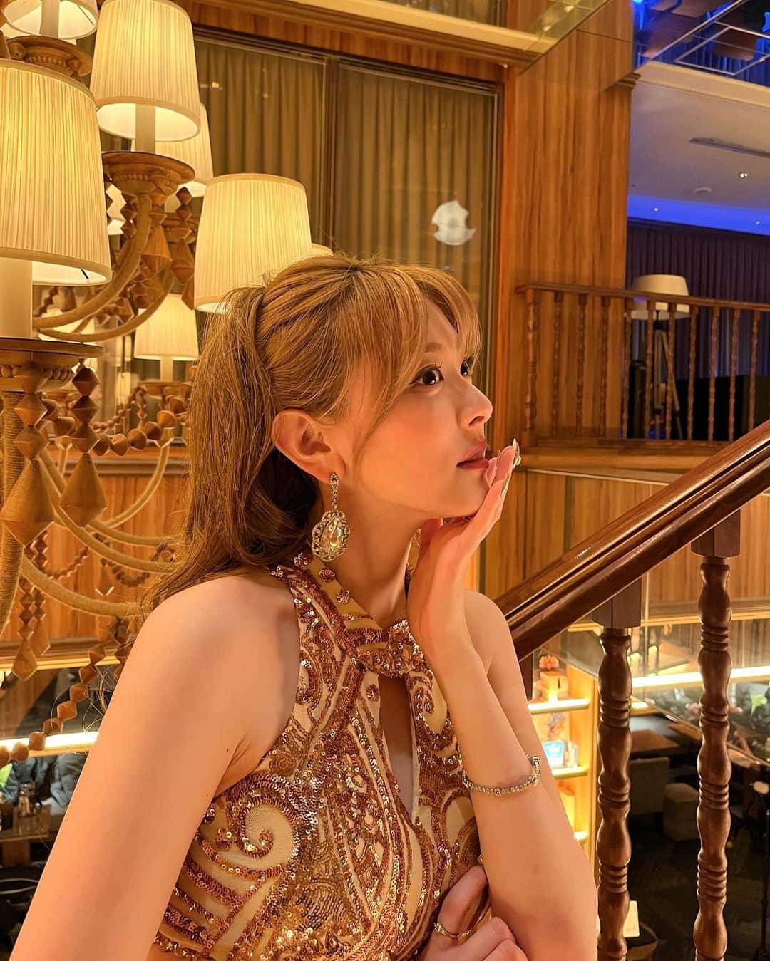 水上京香さんのインスタグラム写真 - (水上京香Instagram)「⁡ MBS/TBS系列 にて放送中 ドラマ「マイホームヒーロー」🦸✨ 4話より、キャバクラ嬢 響役で参加させていただきます！  原作の響ちゃんに少しでも近づけるように、金髪で臨みました🪐 ヘアメイクもネイルも衣装もギラギラで、 自分でも誰か分からなくなる瞬間がありましたが、、笑 是非、楽しんで観ていただけると嬉しいです😉  #マイホームヒーロー」11月1日 19時37分 - kyokaminakami_official