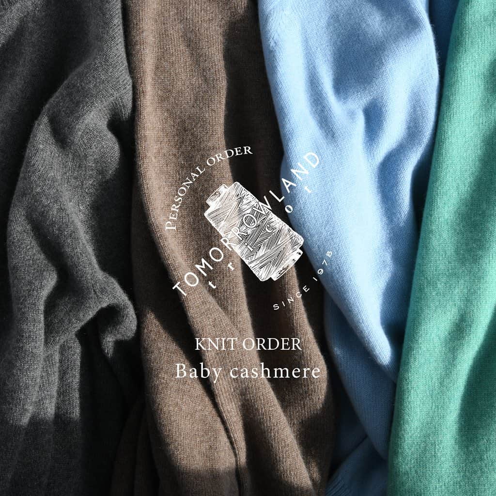 のインスタグラム：「. 〈BABY CASHMERE KNIT ORDER〉  トゥモローランド渋谷本店では、11月2日(木)〜11月12日(日)までの期間〈BABY CASHMERE KNIT ORDER〉を開催いたします。  トゥモローランドのルーツであり、象徴でもあるニットウェア。 その最高峰として新たに「TOMORROWLAND TRICOT PERSONAL ORDER」と冠したオーダーイベントが満を持してスタートします。 完全受注生産によって作られるご自身だけの１枚をぜひ、お試し下さい。 約１ヶ月というショートタームでご納品が可能です。  ABOUT | KNIT ベビーカシミヤとは、生後１年以内のカシミヤ子山羊から初めて刈り取られる産毛だけを使用し、整毛されたカシミヤ。 1頭から30グラムしか取れないという非常に希少性の高いものです。 通常のカシミヤと比較しても、軽くて柔らかく、独特の艶があるのが特徴。 何より触れば分かるその繊細なタッチと極上の柔らかさを誇ります。 敢えて通常のカシミヤより分厚い7ゲージという贅沢な編み立てで仕上げた意欲作は、メランジとソリッドという２パターンの色味をご用意しました。 シンプルがゆえに素材の良さが際立つ逸品です。  【ORDER】 ・クルーネック：4サイズ（S・M・L・XL）¥99,000(tax in) ・タートルネック ：4サイズ（S・M・L・XL）¥99,000(tax in) どちらの型も9色よりお選びいただけます。 ・納期 オーダーから約1ヶ月  【ATTENTION】 ・オーダーは開催店舗にてお承りします。 ・納期に関しては約１ヶ月を目処としておりますが、国際情勢など諸般の事情により前後するケースがございます。 ・お選びいただくアイテムは、オーダー時期とカラーによってはお品切れの可能性がございます。 その他、不明点はスタッフへお問い合わせください。  トゥモローランド 渋谷本店  住所:〒150-0002 東京都渋谷区渋谷 1-23-16 1F・B1F  電話番号:03-5774-1711  営業時間:11:30〜20:00  @tomorrowland_mens  #tomorrowland_jp  #tomorrowland_mens」