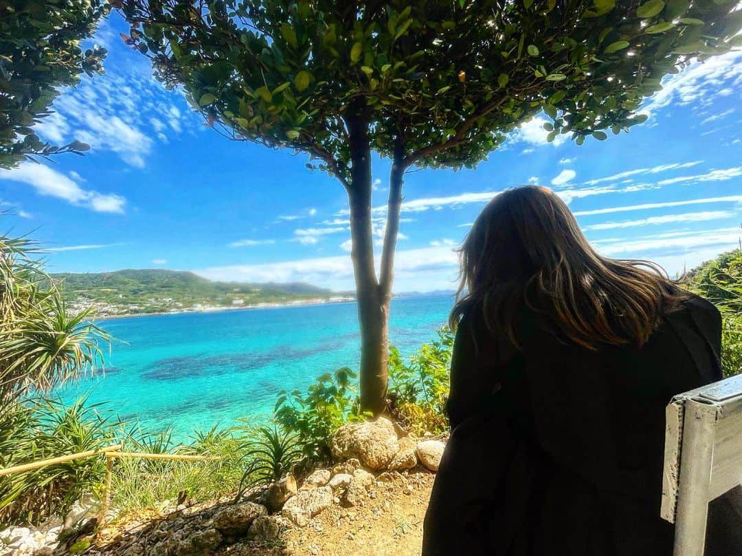 七海のインスタグラム：「誰もいないビーチとにゃんたちゃん🐈  #沖縄 #okinawa #okinawa🌺」