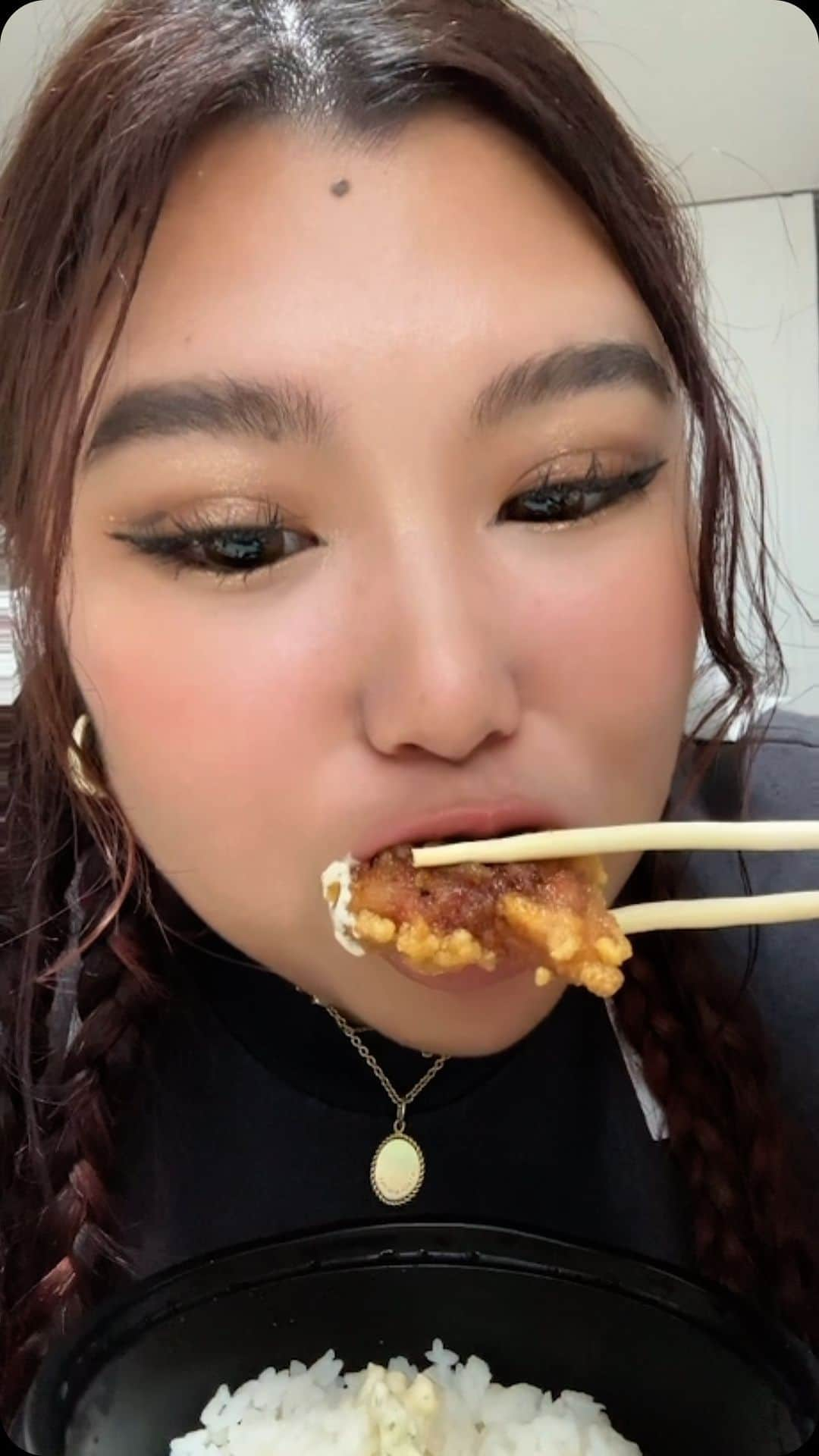 JESSICAのインスタグラム：「友達が寝てる間に爆食してみた😂 . #爆食 #asmr #咀嚼音」