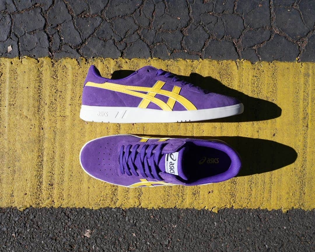 ASICS Tiger JAPANのインスタグラム：「. GEL-VICKKA PRO -GENTRY PURPLE/VIBRANT YELLOW  2023.11.02 LAUNCH  [取扱店舗] ・アシックス公式ストア（原宿店・心斎橋店・オンラインストア） ・一部のスケートボード商品取扱店  1980年代発売のトレーニングタイプシューズ、「VICKKA」にインスパイアされ、トレーニング時の複雑な動きに対応するため設計された当時のソールを再現したライフスタイルシューズ、「GEL-VICKKA TRS」をスケートボード仕様にアップデート。アッパーの前足部は、1ピース構造を採用し剥がれのリスクを軽減。中敷きはスケートボード競技の動作分析からボード上での安定感を高めた設計。かかと部にはGELテクノロジーを搭載し、クッション性に優れた履き心地をサポート。クラシックなデザインがスケートボードシーンはもちろん、日常の様々なスタイルにも合わせやすい一足。  @asics_skateboarding  #GELVICKKAPRO #ASICS #ASICSSportStyle #ASICSSkateboarding  #skateboarding #kicks #sneakers #sneakerhead #sneakerfam #シューズ #スニーカー #ファッション #カジュアル #カジュアルコーデ #ストリートファッション #ジャパスニ #スニーカーヘッズ #ストリートコーデ #コーディネート #スニーカー男子 #スニーカー女子」