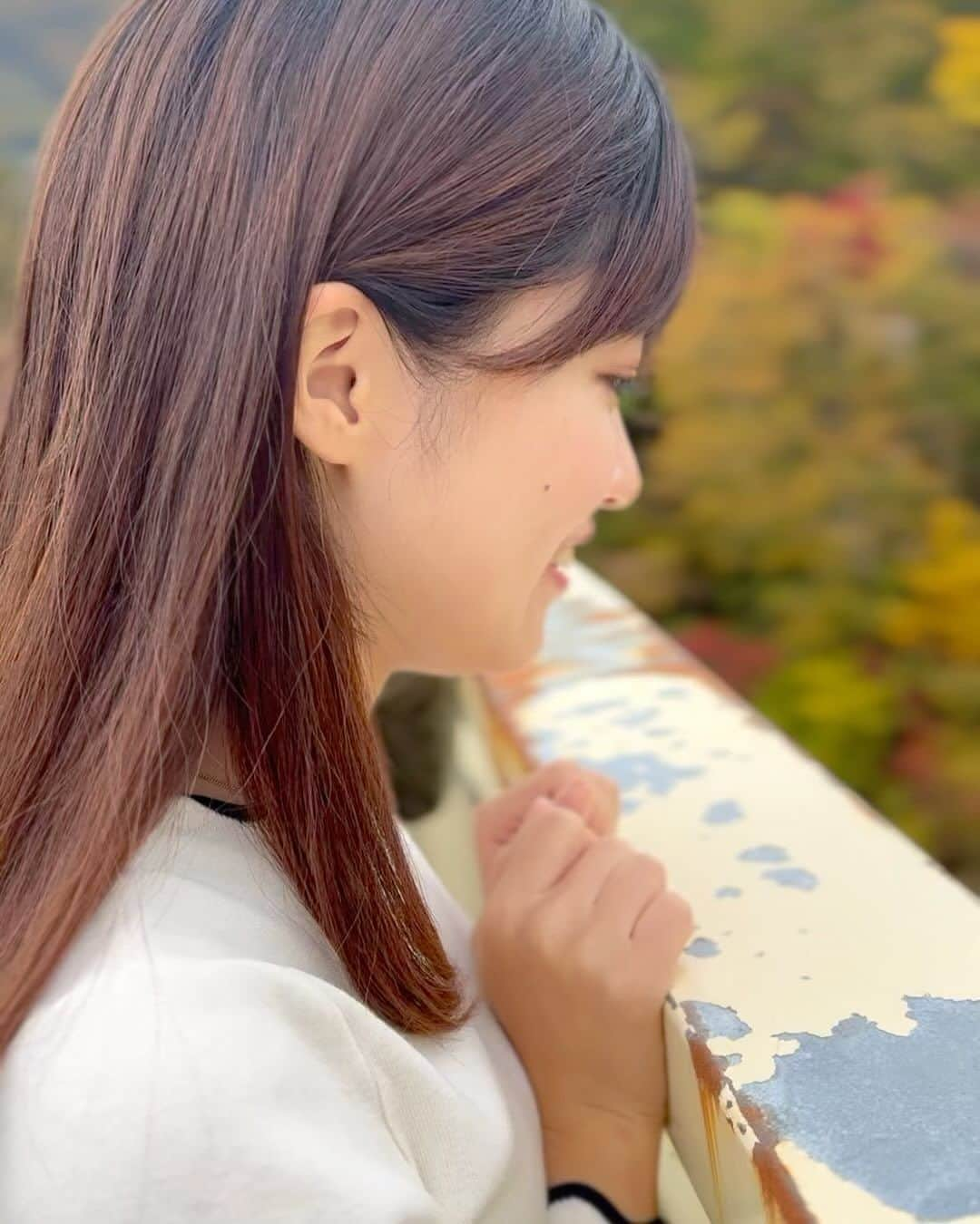 内田有香のインスタグラム：「鳴子峡の紅葉🍁  鳴子の温泉街を抜け、しばらく走ると見えてきた景勝地🚗  大谷川の浸食で刻まれた大渓谷は深さ１００メートル 上から覗いてみると👀 白い岩壁とアーチ橋を赤や黄色に覆う紅葉のコントラストがとてもきれいでした😊  途中、khb同期入社の記者と ほっこり優しい味のきのこ汁いただきました🥢🍄  見頃は１１月上旬までつづくそうです🍂  #鳴子 #紅葉スポット #宮城観光」