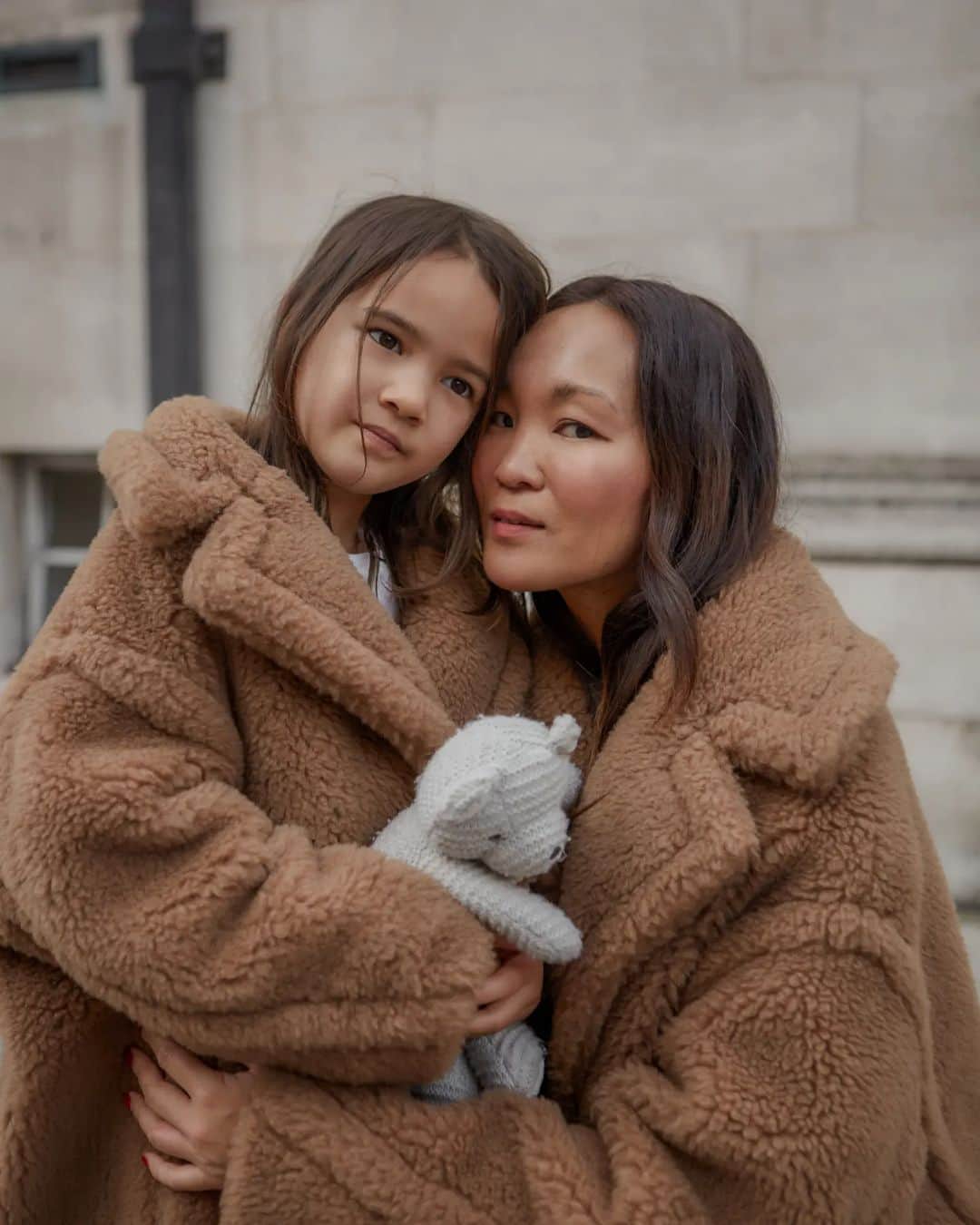 のインスタグラム：「Starting November with lots of cuddles 🐻 @maxmara」