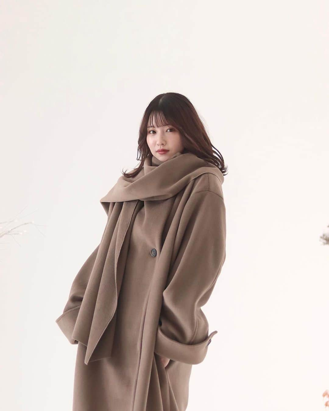 mellowneonさんのインスタグラム写真 - (mellowneonInstagram)「. 11/3 12:00~ new release 🏷  " mulchway muffler set coat " BEIGE / MOCABROWN /  ¥15,990(税込) 発売から3日間限定 1,000円オフクーポン対象✍🏻♡  1枚で様々な着方を楽しめる マフラーセットコート。  スタンドカラーにすることができ、 これからの季節も 暖かく着用いただけます。  大きめの襟は寝かせてご着用いただいても ポイントになるデザインです。  袖デザインや、柔らかく絶妙なカラーも こだわったポイントです♡  袖口はボタンを外してさらに 長めにご着用も可能です。  model：150cm & 162cm  #mellowneon #2023aw #ロングコート #アウター」11月1日 19時32分 - mellow_neon