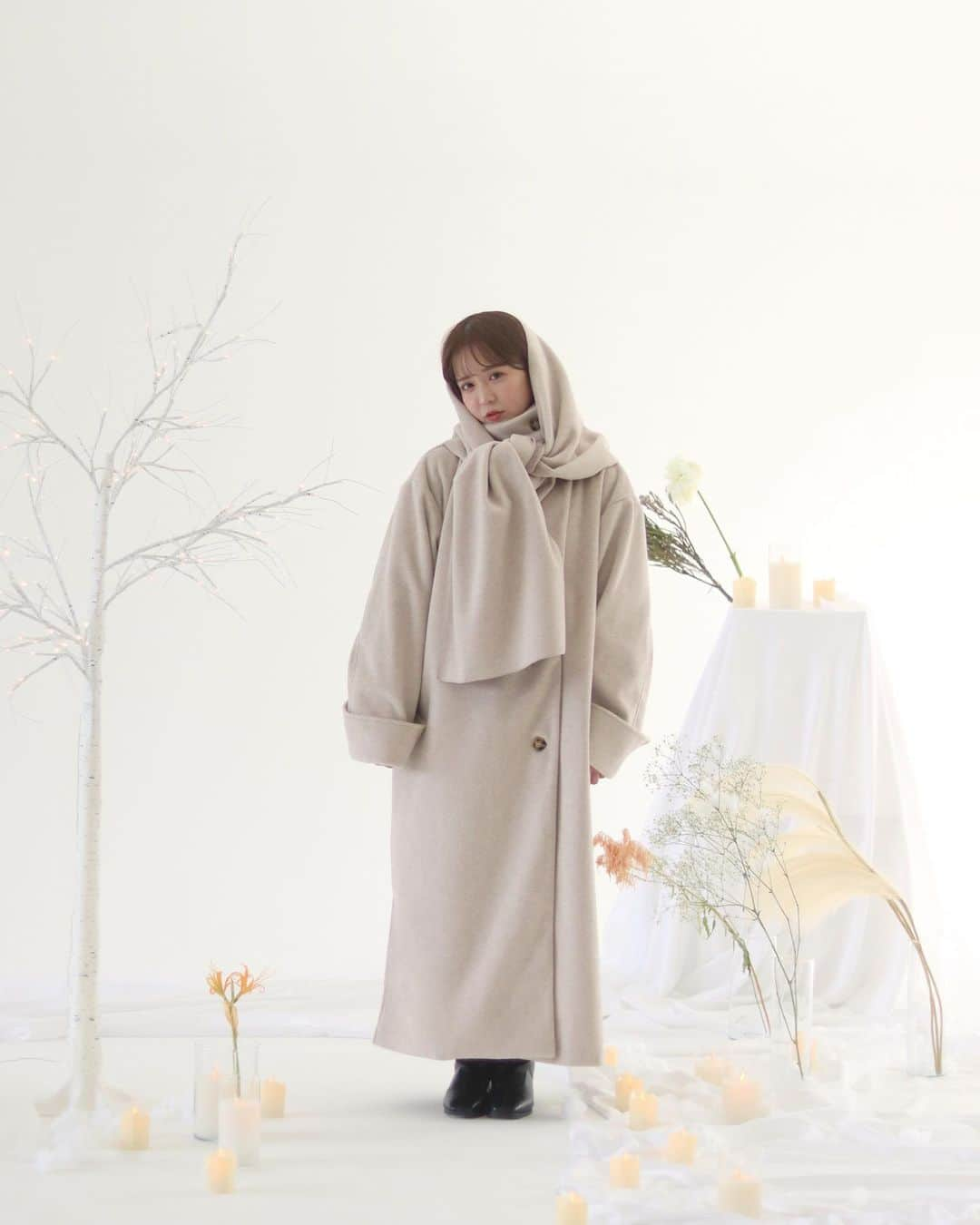 mellowneonさんのインスタグラム写真 - (mellowneonInstagram)「. 11/3 12:00~ new release 🏷  " mulchway muffler set coat " BEIGE / MOCABROWN /  ¥15,990(税込) 発売から3日間限定 1,000円オフクーポン対象✍🏻♡  1枚で様々な着方を楽しめる マフラーセットコート。  スタンドカラーにすることができ、 これからの季節も 暖かく着用いただけます。  大きめの襟は寝かせてご着用いただいても ポイントになるデザインです。  袖デザインや、柔らかく絶妙なカラーも こだわったポイントです♡  袖口はボタンを外してさらに 長めにご着用も可能です。  model：150cm & 162cm  #mellowneon #2023aw #ロングコート #アウター」11月1日 19時32分 - mellow_neon