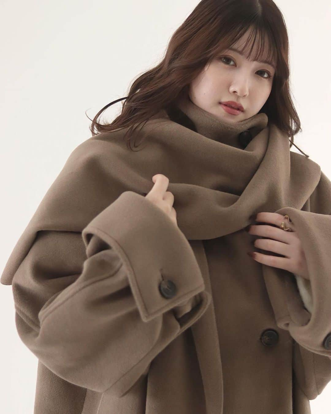 mellowneonさんのインスタグラム写真 - (mellowneonInstagram)「. 11/3 12:00~ new release 🏷  " mulchway muffler set coat " BEIGE / MOCABROWN /  ¥15,990(税込) 発売から3日間限定 1,000円オフクーポン対象✍🏻♡  1枚で様々な着方を楽しめる マフラーセットコート。  スタンドカラーにすることができ、 これからの季節も 暖かく着用いただけます。  大きめの襟は寝かせてご着用いただいても ポイントになるデザインです。  袖デザインや、柔らかく絶妙なカラーも こだわったポイントです♡  袖口はボタンを外してさらに 長めにご着用も可能です。  model：150cm & 162cm  #mellowneon #2023aw #ロングコート #アウター」11月1日 19時32分 - mellow_neon