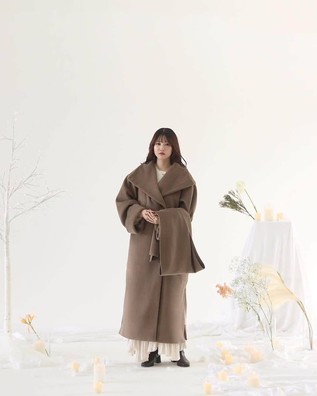 mellowneonさんのインスタグラム写真 - (mellowneonInstagram)「. 11/3 12:00~ new release 🏷  " mulchway muffler set coat " BEIGE / MOCABROWN /  ¥15,990(税込) 発売から3日間限定 1,000円オフクーポン対象✍🏻♡  1枚で様々な着方を楽しめる マフラーセットコート。  スタンドカラーにすることができ、 これからの季節も 暖かく着用いただけます。  大きめの襟は寝かせてご着用いただいても ポイントになるデザインです。  袖デザインや、柔らかく絶妙なカラーも こだわったポイントです♡  袖口はボタンを外してさらに 長めにご着用も可能です。  model：150cm & 162cm  #mellowneon #2023aw #ロングコート #アウター」11月1日 19時32分 - mellow_neon