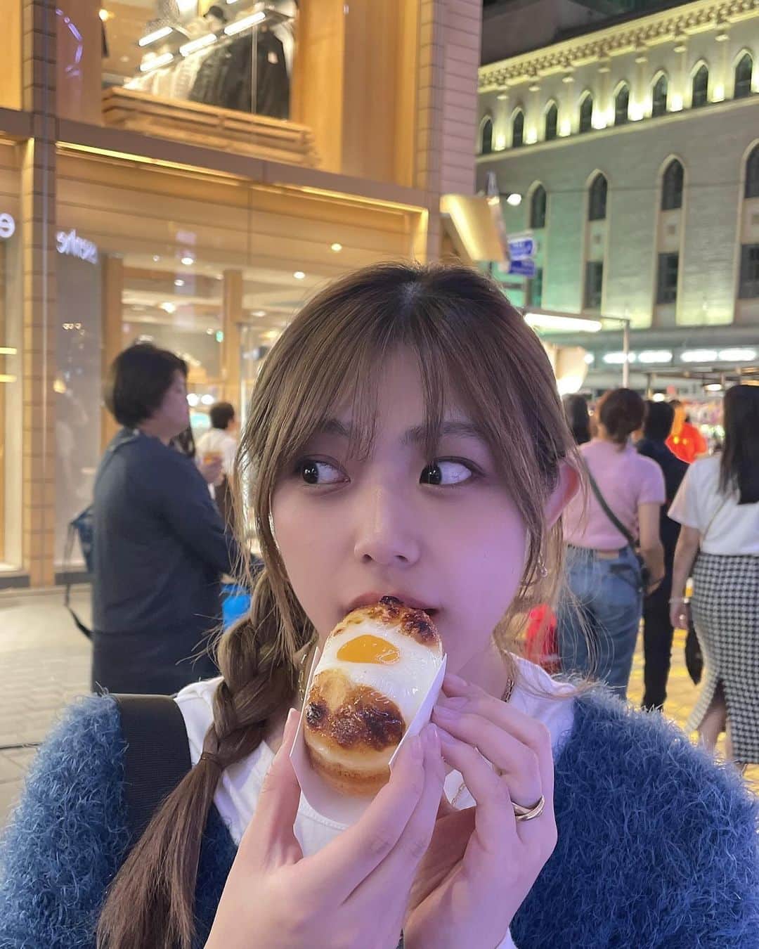 田谷菜々子のインスタグラム：「👀 フルーツ飴こんなに流行ってるのに初めて食べた🇰🇷 明洞楽しかったなー︎︎︎︎🫶🏻」