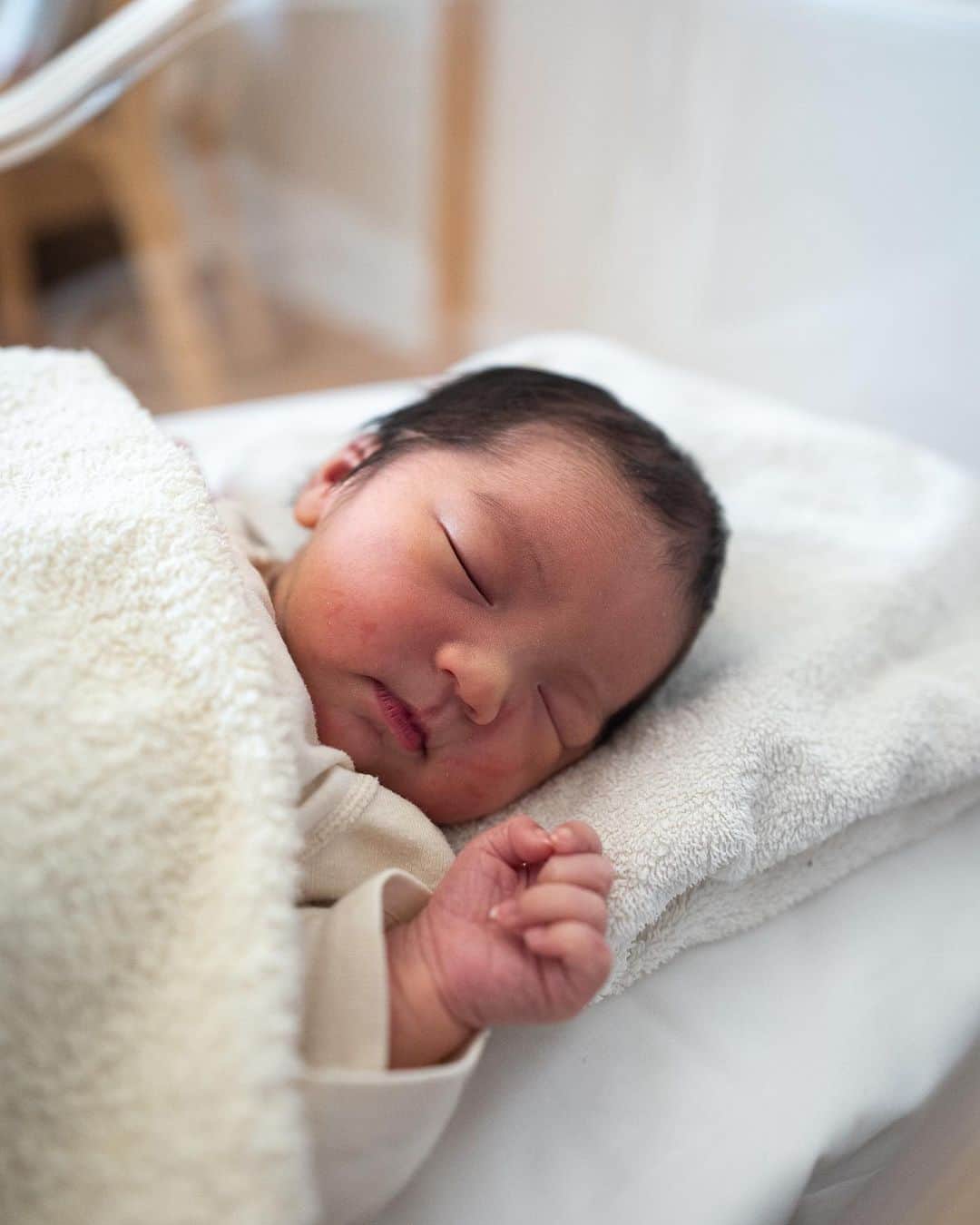 佐藤千晶のインスタグラム：「10月30日、秋晴れの日。 予定日より1日早く 元気な女の子を出産しました🌸  我が子の産声を聞き、胸に抱きしめた瞬間、あたたかく小さな命の誕生に、涙がとまりませんでした。  楽しいこといっぱい待ってるよーと お腹に夫婦で呼びかけてきました。 これから一緒にする一つ一つのことが 楽しみでなりません。  初めての育児に試行錯誤しながら 夫婦共に力を合わせて この大切な愛おしい命を 守り、育んでいきたいと思います。  支えてくださった皆さま 気にかけてくださった皆さま ありがとうございます。  今後も見守っていただけると幸いです。 どうぞよろしくお願いします😊  写真の撮影は夫、 （そして父になった）竹内順平です☺️」