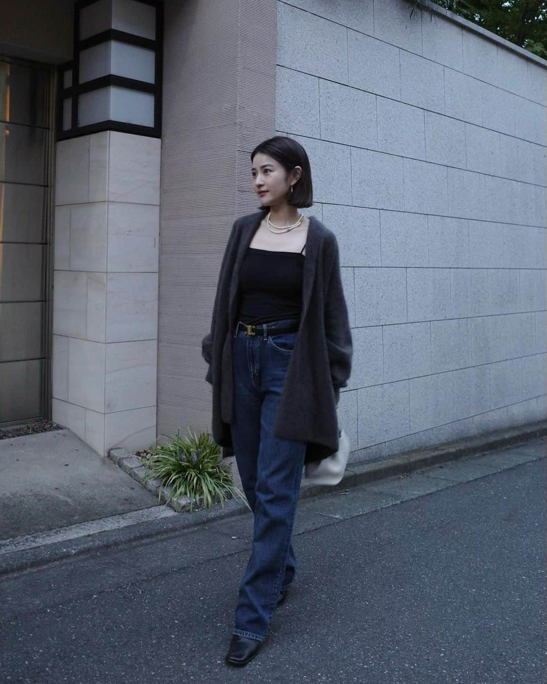 中瀬古ゆきなのインスタグラム：「denim.  肌触りと絶妙なルーズシルエットに 一目惚れした @anuans.official の ふわふわカーディガン。  キャミにさらっと羽織る季節感がすき◎ ラフにデニム合わせでした☺︎  cardigan @anuans.official  denim @akte_official  boots @untishold  bag @polene_paris  necklace @seadsmara   #anuans #アニュアンス #デニムコーデ #シンプルコーデ #きれいめカジュアル」