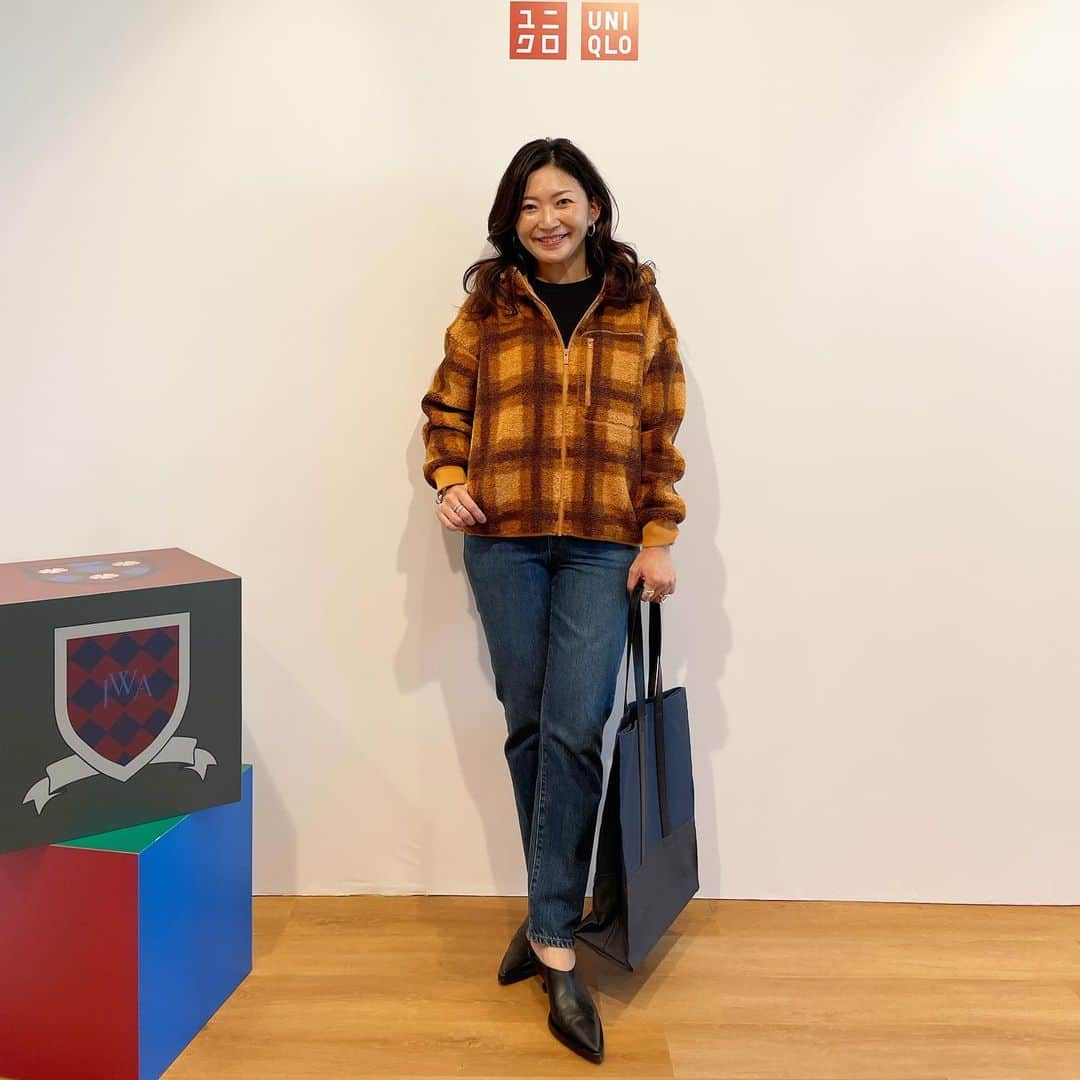 ayakonbubuさんのインスタグラム写真 - (ayakonbubuInstagram)「「2023FW UNIQLO and JW ANDERSON」  前回のコレクションが学生だとすると 今回は　卒業してから　学生時代の友達と会うみたいな感じらしい🩷  PR  エンブレムの可愛いお洋服だったり　色合い綺麗なセーターだったりいろいろ情報たくさん💓  まず　最初の　スウェット上下🥴 ピンク　グレー　ホワイトあって　 エンブレムも色によって違うんだって🩷  被ったビーニーが　３年ぶりにスフレヤーン🎵 チクチクしないよ💓 チェックシャツはメンズ😍  3枚目の　ニット💕 リス🐿️かんわいー🥰🥰 長女に買おうかな💓💓  4枚目は　メンズのスフレヤーンニット💕人気みたいだよ🥰 @yonnieins  ちゃんにも会えてテンションアップ🤭💓  6枚目のチェックのジャケット？も可愛かったしあったかい。ショート丈で合わせやすい。  デニムは細身で、　後ろのパッチ？にもエンブレムついてるの🤭🩷  @uniqlo_jp   #ユニクロ#UNIQLO#uniqlojwanderson  #プチプラ#プチプラファッション#大人コーデ #大人カジュアルコーデ #ユニクロ購入品#ユニクロコーデ#ユニクロ新作#ユニクロきれいめ部 #きれいめカジュアル #きれいめファッション  #uniqloコーデ#40代コーデ#40代ファッション #uniqloginza#ユニジョ#骨格ストレート#綺麗めコーデ #アラフォー#アラフォーママ #ユニクロ購入品 #体型カバーコーデ#プチプラ高見えコーデ#骨スト#uniqlo2023fw  #骨ストコーデ   @uniqlo_with」11月1日 19時33分 - ayakonbubu