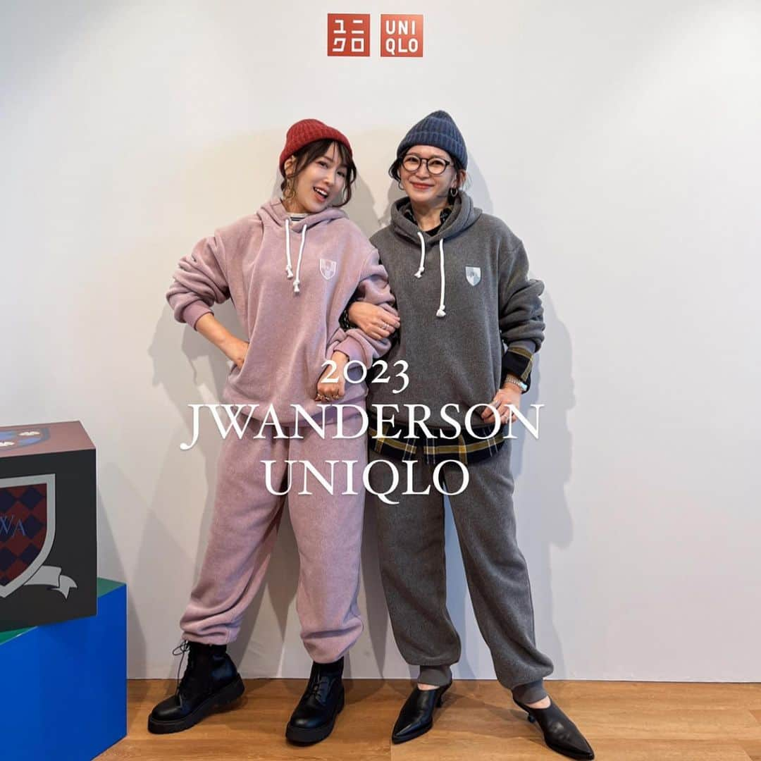 ayakonbubuのインスタグラム：「「2023FW UNIQLO and JW ANDERSON」  前回のコレクションが学生だとすると 今回は　卒業してから　学生時代の友達と会うみたいな感じらしい🩷  PR  エンブレムの可愛いお洋服だったり　色合い綺麗なセーターだったりいろいろ情報たくさん💓  まず　最初の　スウェット上下🥴 ピンク　グレー　ホワイトあって　 エンブレムも色によって違うんだって🩷  被ったビーニーが　３年ぶりにスフレヤーン🎵 チクチクしないよ💓 チェックシャツはメンズ😍  3枚目の　ニット💕 リス🐿️かんわいー🥰🥰 長女に買おうかな💓💓  4枚目は　メンズのスフレヤーンニット💕人気みたいだよ🥰 @yonnieins  ちゃんにも会えてテンションアップ🤭💓  6枚目のチェックのジャケット？も可愛かったしあったかい。ショート丈で合わせやすい。  デニムは細身で、　後ろのパッチ？にもエンブレムついてるの🤭🩷  @uniqlo_jp   #ユニクロ#UNIQLO#uniqlojwanderson  #プチプラ#プチプラファッション#大人コーデ #大人カジュアルコーデ #ユニクロ購入品#ユニクロコーデ#ユニクロ新作#ユニクロきれいめ部 #きれいめカジュアル #きれいめファッション  #uniqloコーデ#40代コーデ#40代ファッション #uniqloginza#ユニジョ#骨格ストレート#綺麗めコーデ #アラフォー#アラフォーママ #ユニクロ購入品 #体型カバーコーデ#プチプラ高見えコーデ#骨スト#uniqlo2023fw  #骨ストコーデ   @uniqlo_with」