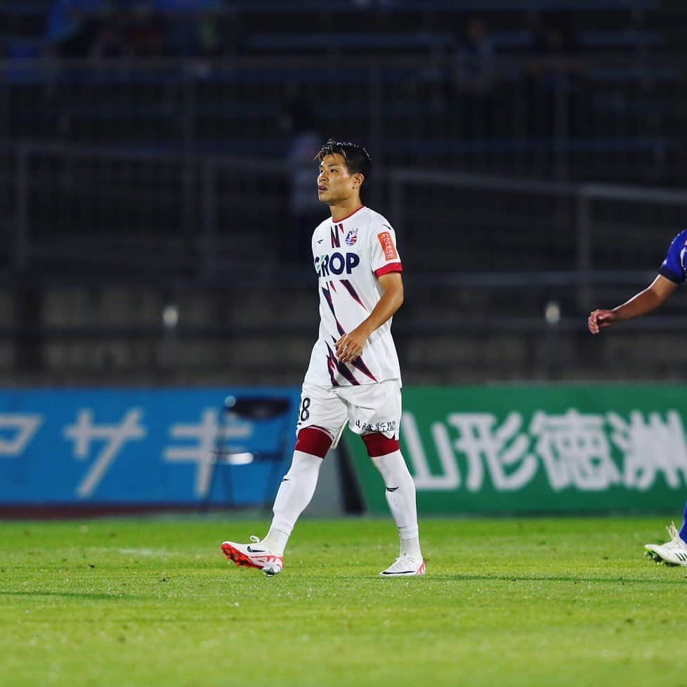 永井龍のインスタグラム：「. リリースがあった通り、今シーズンでファジアーノ岡山を退団する事になりました。 昨季は昇格に貢献できず、今季は怪我でほぼプレーができなくて、悔しい思いしかありません。 ですがここに移籍して来た事に、一ミリの後悔もありません。 それはCスタでプレーできた事、ファジアーノの選手たちに出会えた事、そして岡山という地で生活が出来た事です。 長男は素晴らしいこども園に通わせてもらい、岡山の太陽と自然に触れ合い、素直にのびのびと成長してくれています。 奥さんとは色々なクラブで生活を共にして来ましたが、岡山が1番良い！ここでずっと子育てをしたい！と常々言っています。 本当に岡山という地は素晴らしいです。 ただファジアーノに来て正直に感じた事は、クラブとしても会社としてもまだまだ足りない事、成長しなくてはいけない事がたくさんあるのではないかと感じました。(試合に出てないやつが偉そうにすみません) ただ、Cスタの1万人を超えるサポーターを見ていると、この先まだまだ成長し続けるクラブなんだろうな。このチームの未来は明るいんだろうなと毎試合感じています。 そんなサポーターの前でもう一度ゴールを決めたい。 今シーズンが終わる最後の笛まで僕は貪欲にゴールを狙い続けます。」
