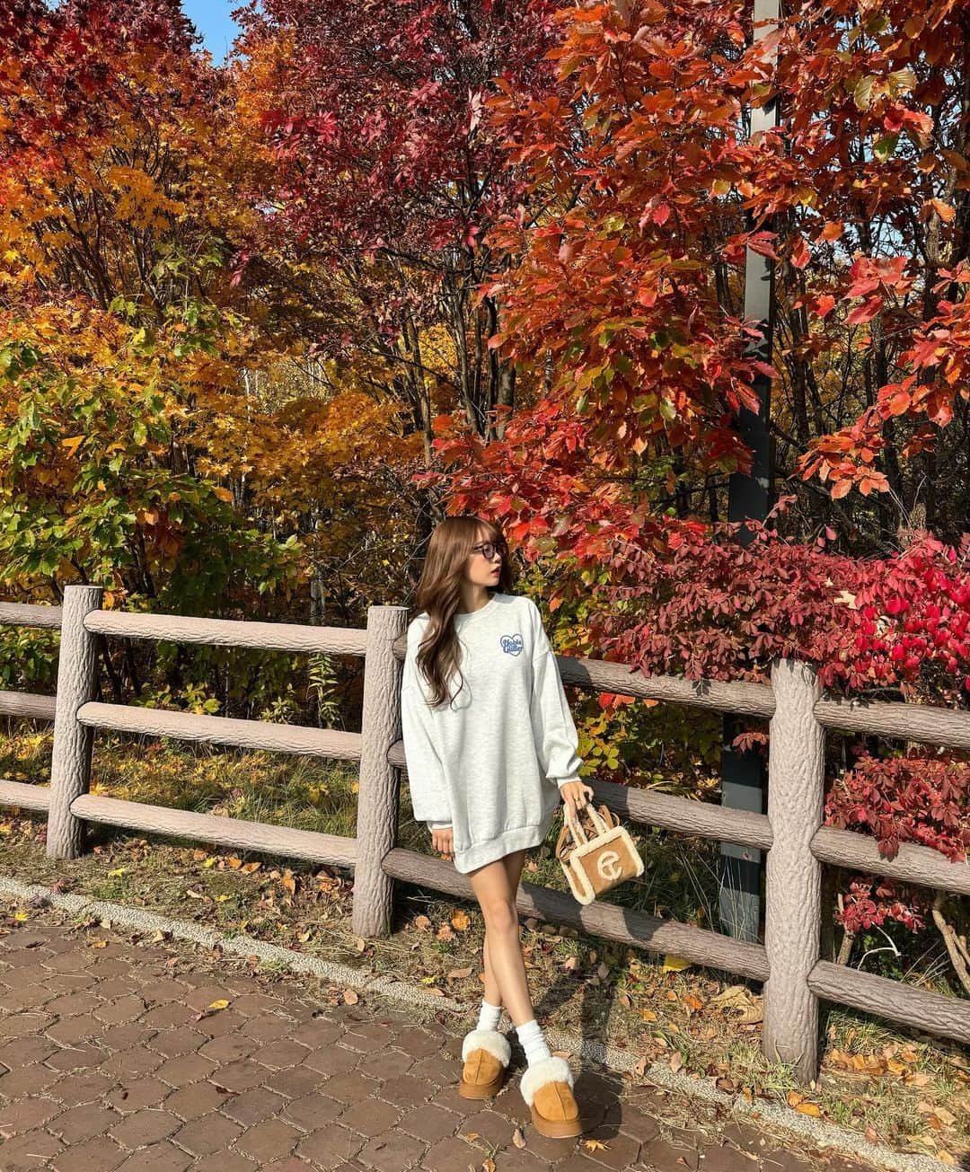 加藤夏歌さんのインスタグラム写真 - (加藤夏歌Instagram)「🍂🍂 . 少し落ち着いたので帰省しております✈️ 北海道はもう秋なのであります！！ . 紅葉×ムートンは最強にかわいい。 むーとんさんは　@select_coco8 でし♡ .」11月1日 19時34分 - _.nnk0728._