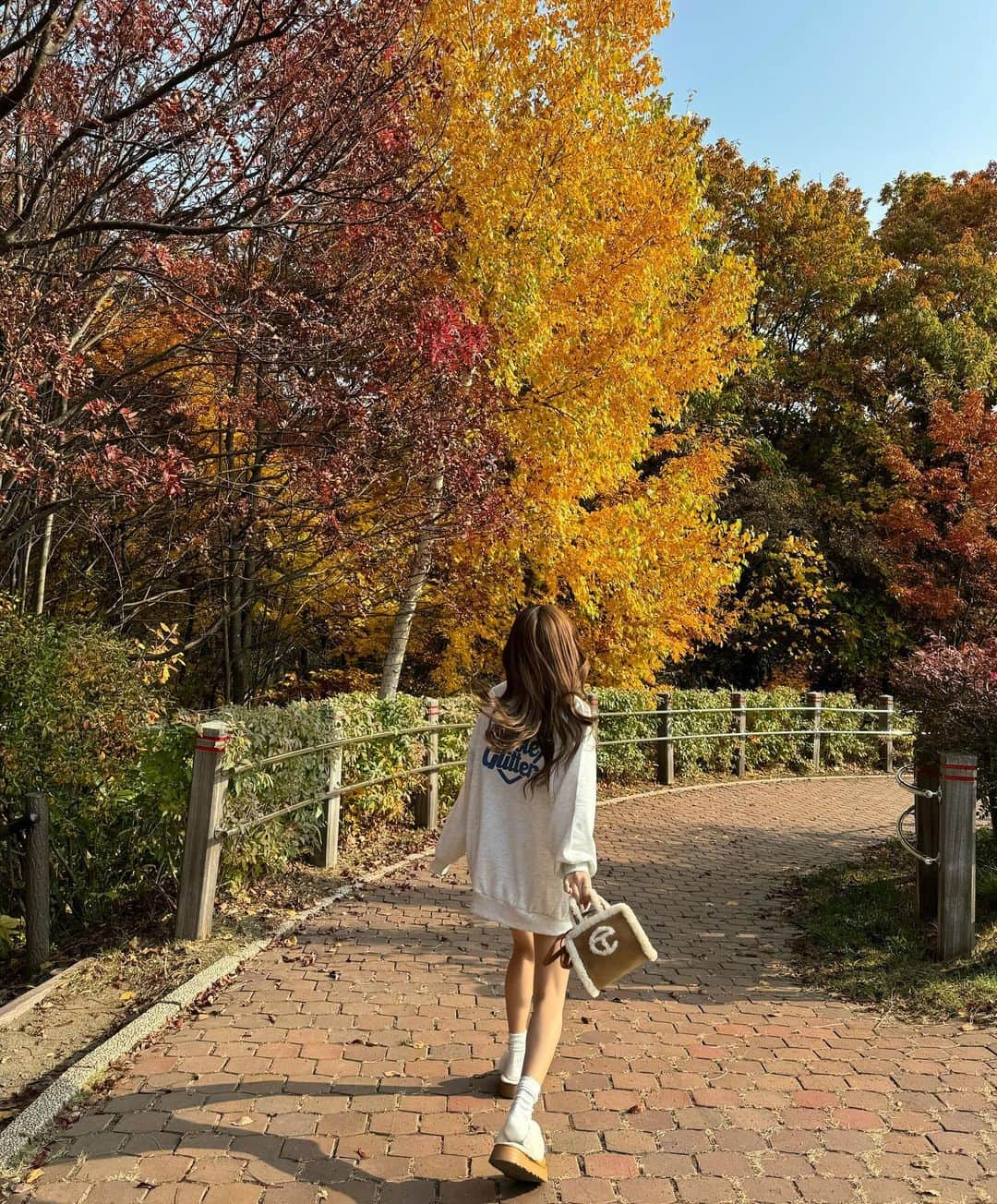 加藤夏歌さんのインスタグラム写真 - (加藤夏歌Instagram)「🍂🍂 . 少し落ち着いたので帰省しております✈️ 北海道はもう秋なのであります！！ . 紅葉×ムートンは最強にかわいい。 むーとんさんは　@select_coco8 でし♡ .」11月1日 19時34分 - _.nnk0728._