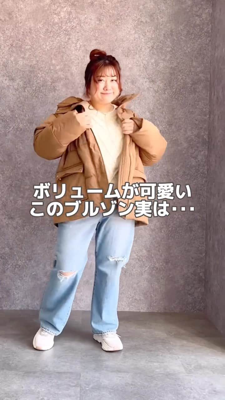 のインスタグラム：「2WAY仕様🌟 ベストとしても使えるたっぷりなボリュームシルエットがかわいい中綿ブルゾン。  ボリューミーなシルエットなのにゴワつかない、軽いのにハイネックで首元まであったかいのでこの冬かかせないブルゾン✨ ヒップが隠れる丈感で気になる腰周りもカバー！  裾のアジャスターを調節していただくと丸みをおびたシルエットになります。  袖を取り外すとベストとしても大活躍！春先まで楽しんでいただけるアウターです！  ２ＷＡＹ中綿ブルゾン 【商品番号No. CET0223E0004】 color:モカ、黒 size:L,LL,3L,4L,5L,6L,8L,10L  ▼公式サイトの検索窓から商品番号を入力で詳細が確認できます。 インスタプロフィールのURLからGEVS.公式販売サイトを check✔︎ @la_smileland  _______________________________________________ ブランド紹介:GEVS. （ジェイヴィス）  ヴィンテージSHOPのdead stockの中から宝物を探すようなワクワク感のあるブランド。　  一目惚れするアイテムと気分が上がる、トレンドのスタイリングがいっぱいの空間を提供します。 _______________________________________________  【model:やっちゃん　155㎝3L着用( @yasu.014 ) 】  #smileland#スマイルランド#ニッセン#大きいサイズ#大きいサイズのお洒落#プラスサイズ#棉花糖女孩#ぽっちゃりコーデ#plussizefashion#ぽっちゃり#オトナ女子#ぽっちゃり女子#plussizestyle#秋コーデ#冬コーデ#ストリートファッション#ストリートコーデ#ストリート女子#スト女#GEVS.#ブルゾン#ブルゾンコーデ #アウター#アウターコーデ #2way #ベスト#ベストコーデ」