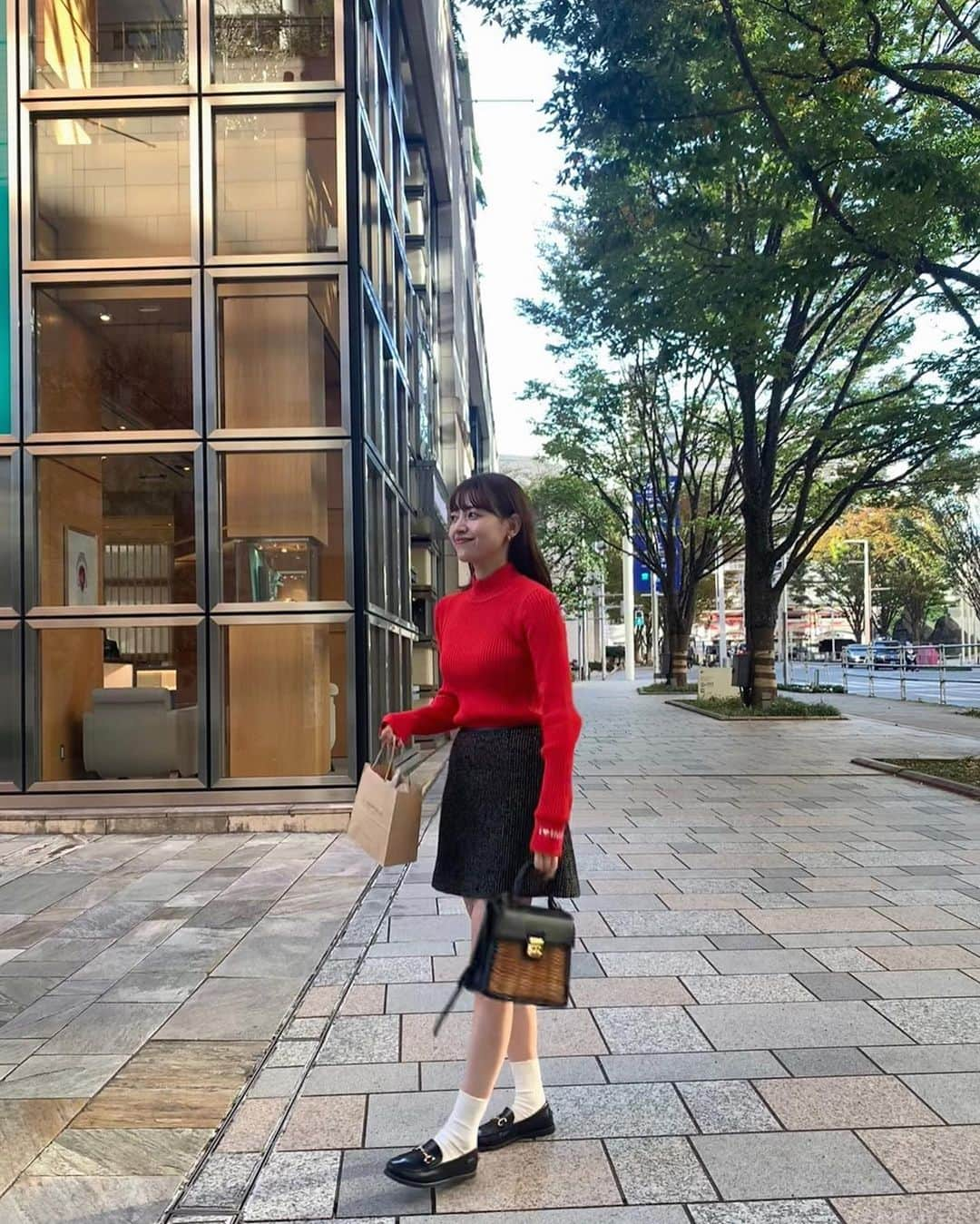 前坂美結のインスタグラム：「❤️🖤　  . タートルニットにミニスカートの組み合わせって なんでこんなに上がるんだろうね☺️♡   . 豪華なチョコレートのアフタヌーンティーを満喫して ちょっと高いお買い物をして、 セレブになった気分の日でした…😮‍💨♡  誕生日だから許して…と自分に言い聞かせて🤲　  . パッと目を引く赤色の可愛いタートルニットは @tarajarmon_jp ❤️  手元も見てよ…♡愛くるしい…  クリスマスにも着たい🎄 なんならこのコーデのままコート羽織ったら完成！  #❤️ #🖤 #🍫」