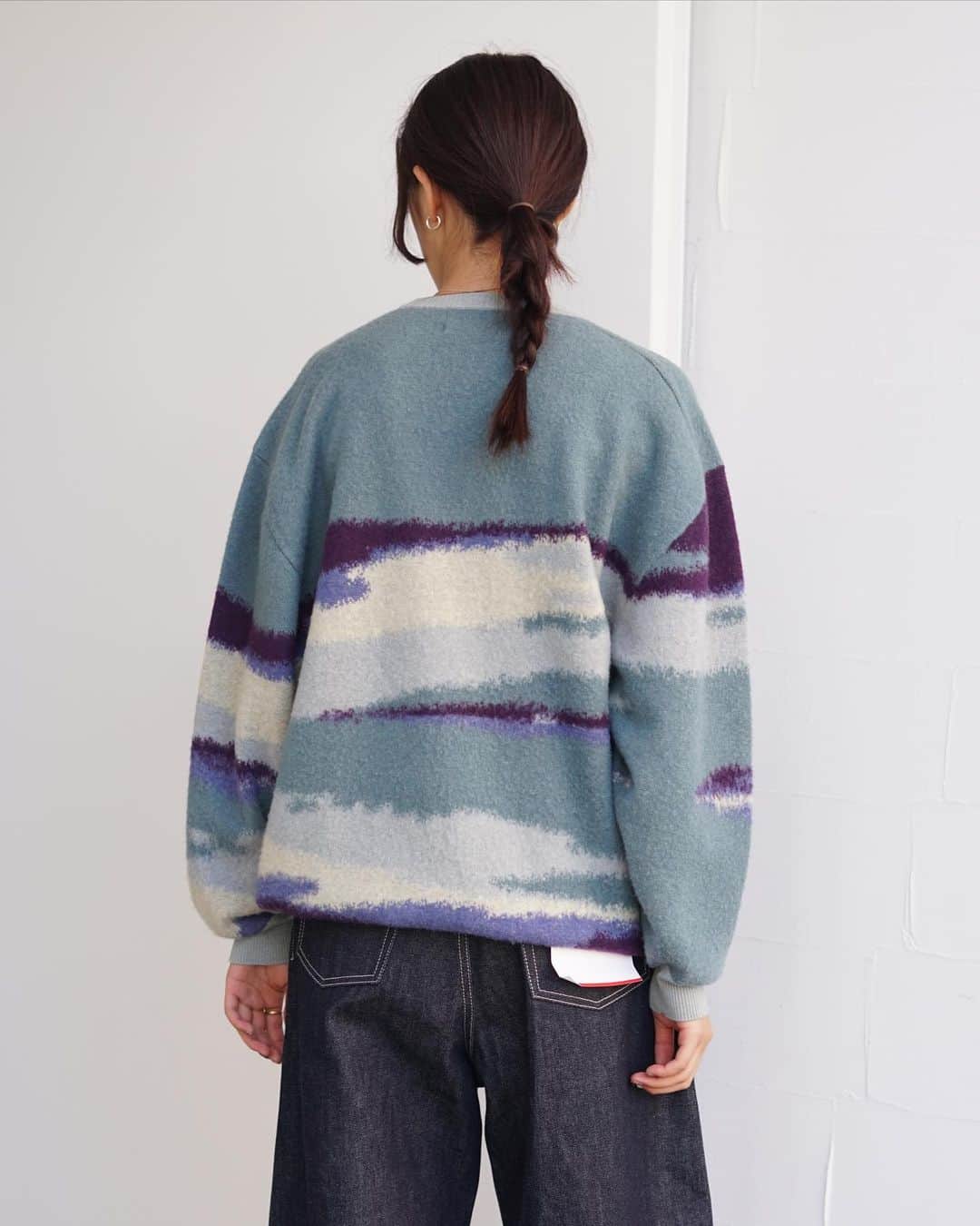 のインスタグラム：「Graphpaper  Jacquard Crew Neck Knit 90年代～2000年に台頭してきたストリートにおけるアウトドア＆スポーツスタイルを独自のフィルターを通して表現したコレクション 、今シーズンのテーマ「Mountain View」を落とし込んだニット。  テーマから彷彿させる山々の風景を、軽く柔らかい肌触りのジャカードニットで表現されており着心地は抜群です！  ⁡ ⁡ ⁡ 詳しくはオフィシャルサイト【ARKnets】にて。 ■商品や通信販売に関しまして ご不明な点がございましたらお気軽にお問い合わせください。 ———————————— オフィシャルサイトの在庫と店頭在庫は共有しております。 商品に関しましては、お気軽にコメントや店舗までお問い合わせください。 ⬇︎⬇︎⬇︎ @ann_de_ark  @arknets_official ⁡ #fashion #栃木 #宇都宮 #ショップ #セレクトショップ　#arknets #anndeark #graphpaper  -———————————」