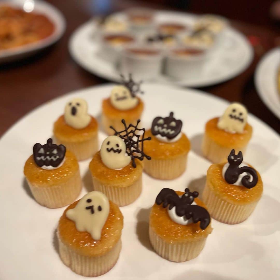 本田朋子さんのインスタグラム写真 - (本田朋子Instagram)「Halloween & 5th birthday party！ お気に入りのレストランで。 パティシエさんにお願いして、ポケモンケーキを作っていただきました。 息子も感激♡ ありがとうございました！ @you_note_ota   #ハロウィン #5歳 #男の子ママ #お友達と過ごせた夜 #忘れられない思い出に #レストランのパティシエさん特製ケーキ #ポケモン #黒いレックウザ」11月1日 19時35分 - tomoko_honda_official_phonics