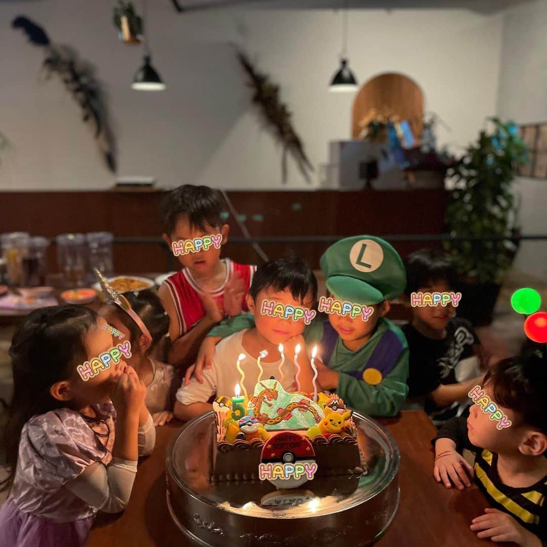 本田朋子のインスタグラム：「Halloween & 5th birthday party！ お気に入りのレストランで。 パティシエさんにお願いして、ポケモンケーキを作っていただきました。 息子も感激♡ ありがとうございました！ @you_note_ota   #ハロウィン #5歳 #男の子ママ #お友達と過ごせた夜 #忘れられない思い出に #レストランのパティシエさん特製ケーキ #ポケモン #黒いレックウザ」