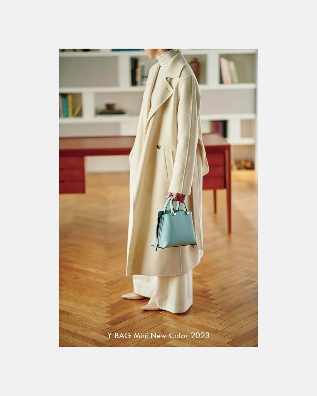 ロペのインスタグラム：「ÉPOR Y BAG Mini | LIMITED New Color ⁡ アウターが活躍するこれからの季節に おすすめしたい「Y BAG Mini」を今回ピックアップ。 カラーバリエーションも豊富にそろいます。 さらに、Yバッグのミニサイズ限定で新色が登場！ 予約スタートになります。 ⁡ ⁡ ⁡ ▶︎ITEM ⁡ #GGX83010 Y BAG Mini ¥14,850 (税込) ⁡ J'aDoRe JUN ONLINEでご購入いただけます。 ⁡ ⁡ ⁡ @epor_rope @jadorejunonline #ÉPOR #ロペエポール #美しさととのう #ととのう #通勤バッグ #Ybag #ロペ #ROPÉ #ropejp」