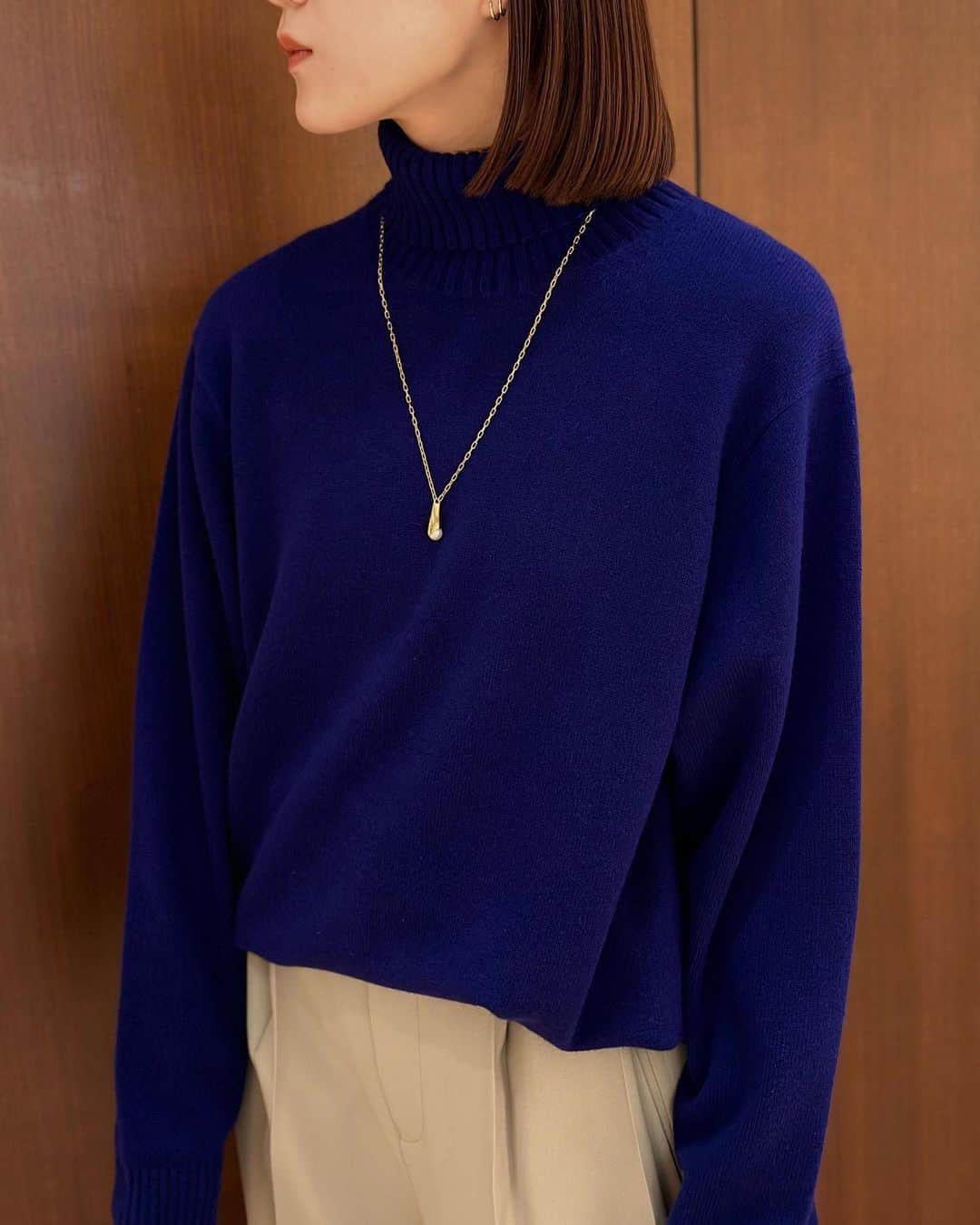 のインスタグラム：「. 〈BABY CASHMERE KNIT ORDER〉  トゥモローランド渋谷本店では、11月2日(木)〜11月12日(日)までの期間〈BABY CASHMERE KNIT ORDER〉を開催いたします。  トゥモローランドのルーツであり、象徴でもあるニットウェア。 その最高峰として新たに「TOMORROWLAND TRICOT PERSONAL ORDER」と冠したオーダーイベントが満を持してスタートします。 完全受注生産によって作られるご自身だけの１枚をぜひ、お試し下さい。 約１ヶ月というショートタームでご納品が可能です。  ABOUT | KNIT ベビーカシミヤとは、生後１年以内のカシミヤ子山羊から初めて刈り取られる産毛だけを使用し、整毛されたカシミヤ。 1頭から30グラムしか取れないという非常に希少性の高いものです。 通常のカシミヤと比較しても、軽くて柔らかく、独特の艶があるのが特徴。 何より触れば分かるその繊細なタッチと極上の柔らかさを誇ります。 敢えて通常のカシミヤより分厚い7ゲージという贅沢な編み立てで仕上げた意欲作は、メランジとソリッドという２パターンの色味をご用意しました。 シンプルがゆえに素材の良さが際立つ逸品です。  【ORDER】 ・クルーネック：4サイズ（S・M・L・XL）¥99,000(tax in) ・タートルネック ：4サイズ（S・M・L・XL）¥99,000(tax in) どちらの型も9色よりお選びいただけます。 ・納期 オーダーから約1ヶ月  【ATTENTION】 ・オーダーは開催店舗にてお承りします。 ・納期に関しては約１ヶ月を目処としておりますが、国際情勢など諸般の事情により前後するケースがございます。 ・お選びいただくアイテムは、オーダー時期とカラーによってはお品切れの可能性がございます。 その他、不明点はスタッフへお問い合わせください。  トゥモローランド 渋谷本店  住所:〒150-0002 東京都渋谷区渋谷 1-23-16 1F・B1F  電話番号:03-5774-1711  営業時間:11:30〜20:00  @tomorrowland_mens  #tomorrowland_jp  #tomorrowland_mens  #tomorrowland_womens」