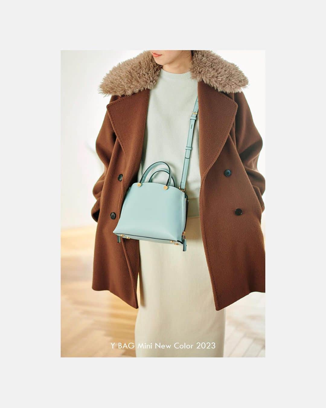 ロペのインスタグラム：「ÉPOR Y BAG Mini | LIMITED New Color ⁡ アウターが活躍するこれからの季節に おすすめしたい「Y BAG Mini」を今回ピックアップ。 カラーバリエーションも豊富にそろいます。 さらに、Yバッグのミニサイズ限定で新色が登場！ 予約スタートになります。 ⁡ ⁡ ⁡ ▶︎ITEM ⁡ #GGX83010 Y BAG Mini ¥14,850 (税込) ⁡ J'aDoRe JUN ONLINEでご購入いただけます。 ⁡ ⁡ ⁡ @epor_rope @jadorejunonline #ÉPOR #ロペエポール #美しさととのう #ととのう #通勤バッグ #Ybag #ロペ #ROPÉ #ropejp」