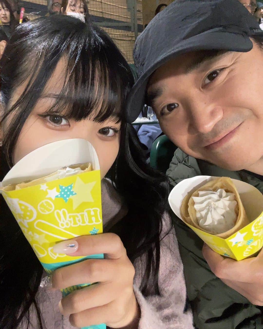 月亭八光のインスタグラム：「親父の 代わりに、 長女と甲子園🎶 昨日に引き続き 良い試合^_^🙌 小学生の頃 親父に甲子園連れて行ってもらって キャラメルコーン食べるのが 最高の幸せでした。 3枚目の写真は ２０１４年に親父と📷🎶 現在１点リード 頑張れー🎺 ⚾️💨」