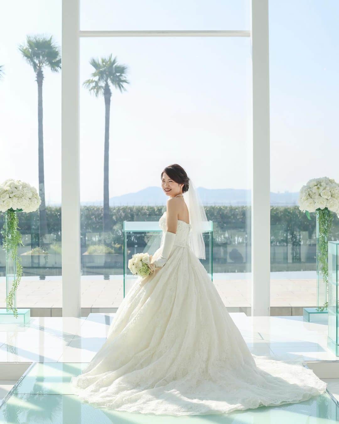 17人をフォロー中 【結婚式場】ラヴィマーナ神戸ウエディングさんのインスタグラム写真 - (17人をフォロー中 【結婚式場】ラヴィマーナ神戸ウエディングInstagram)「ご新婦様のソロショットです🤍🤍 ⁡リゾートを背景にドレス姿が映えます💕 ⁡ ⁡  #ラヴィマーナ神戸 #プレ花嫁 #結婚準備 #結婚式準備 #神戸結婚式場 #大阪結婚式場 #式場探し #カップルレポート #リゾートウェディング #オリジナルウェディング #ナチュラルウェディング #ガーデンウェディング #ロケーションフォト #前撮り #フォトウェディング #海が見えるチャペル #海が見える結婚式場 #エスクリ花嫁 #ravimanakobe #ravimana#wedding #marry #resort #resortwedding #届かない想いはない #dlw#ラグナプリエ#lagunaprie」11月1日 19時41分 - ravimanakobe.wedding