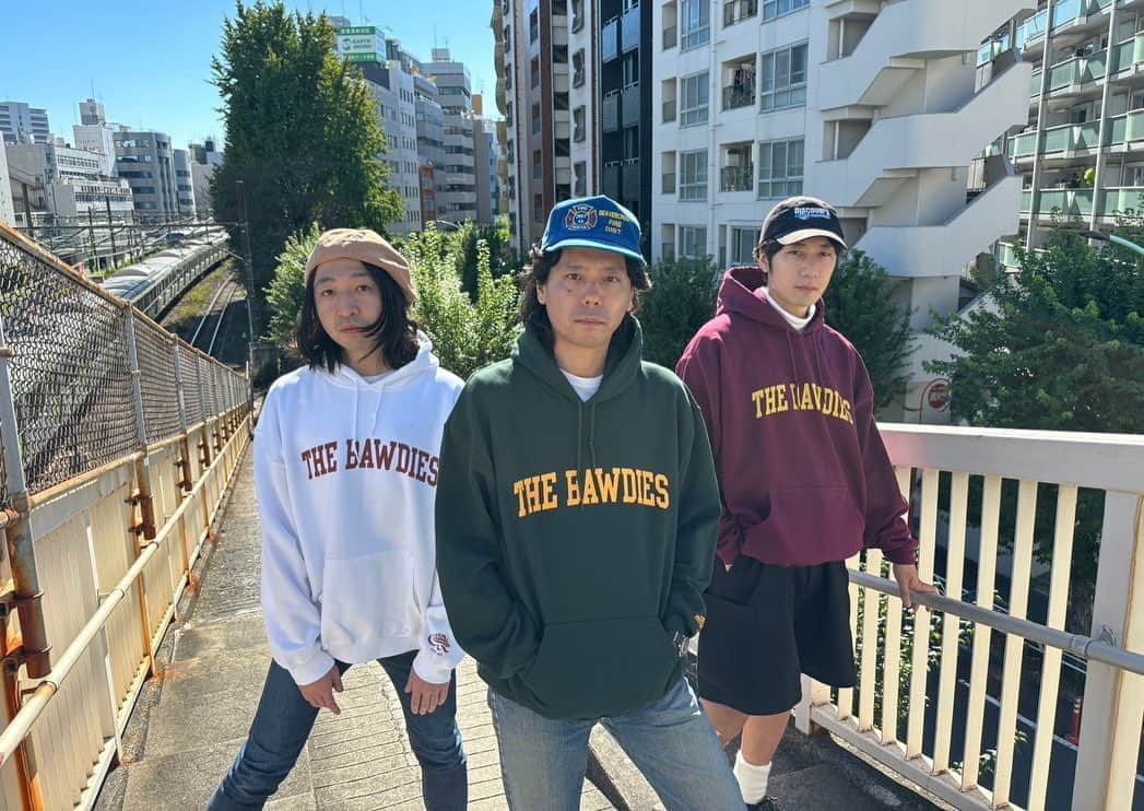 THE BAWDIESさんのインスタグラム写真 - (THE BAWDIESInstagram)「へいへいへい！！ THE BAWDIESから秋の新作グッズ発表したぜ！！ 私TAXMAN渾身のプルデュース！シンプルにカレッジロゴなノリでプリントしたパーカー&スウェット！ これは今の季節にドンピシャなヘビロテ確定のマストバイなアイテム！ 俺は着るよ。着まくるよ。 詳しくはTHE BAWDIESのオフィシャルサイトをチェック！！  by taxman」11月1日 19時53分 - thebawdies