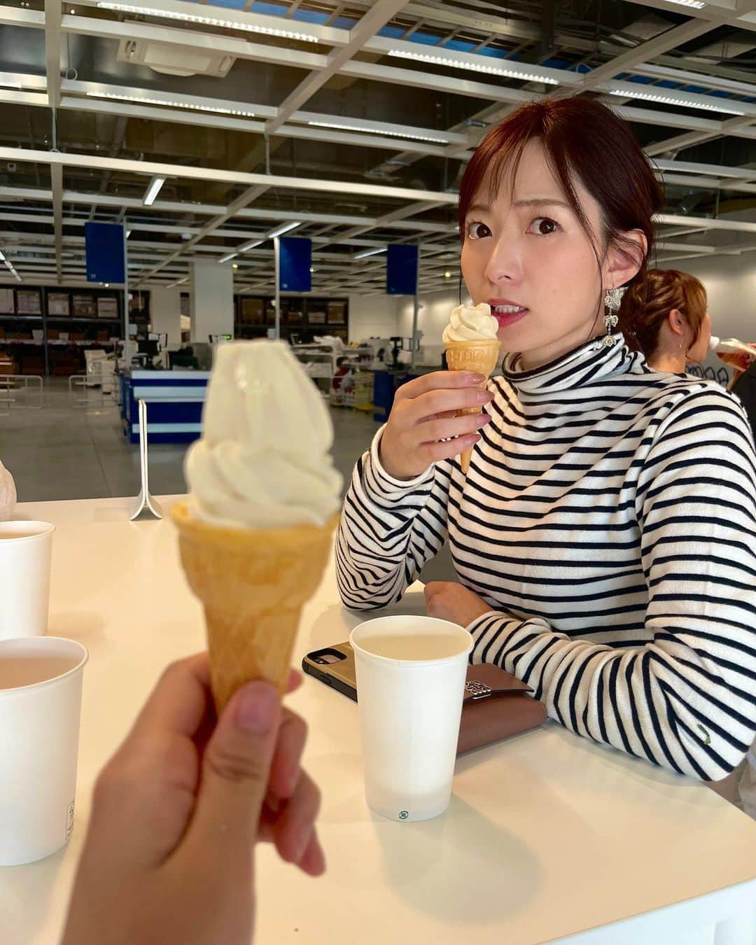 速水里彩のインスタグラム：「畑作業の帰りにみんなで行きました🍦🍦🍦  #スイッチファーム #畑作業 #おやつタイム #どんな顔 （笑）」