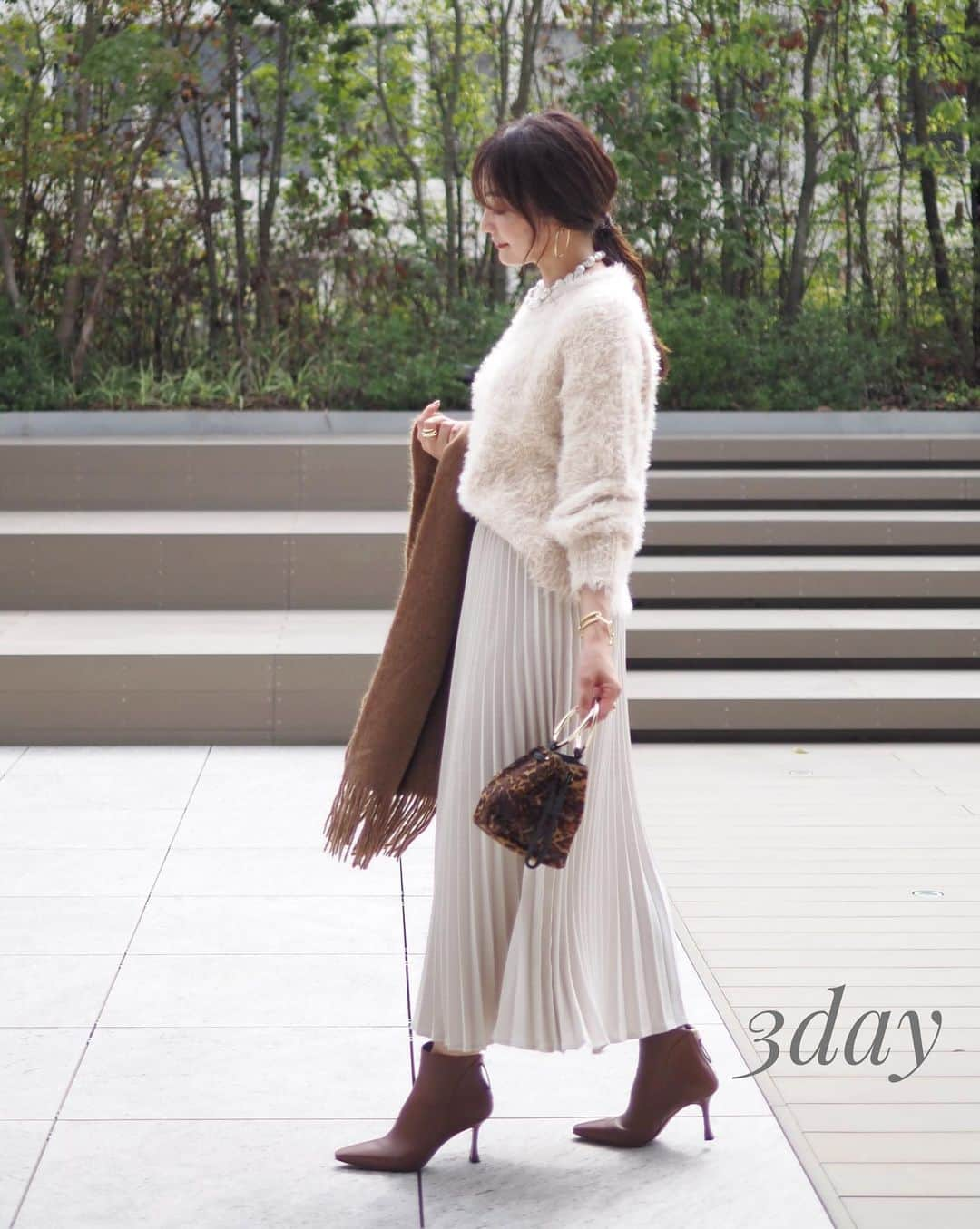 yoko178loveさんのインスタグラム写真 - (yoko178loveInstagram)「＊ PASEOS FOVL meets YOKO 2023AW vol.1 1week coordinate  今日は発売開始から多くの方にご購入頂いていて 本当にありがたい気持ちでいっぱいです🙏✨ 皆様からの買いました✨報告も本当に嬉しく 拝見させて頂いています☺️  オンラインでは完売のアイテムも 店舗によってはまだ在庫があると思いますので お近くにお住まいの方はぜひチェックしてみて下さい✨  今日から発売の新作アイテムで5daysコーデ  コーデの詳細を改めて ご紹介させて頂きますね🙏  オフィシャルページに載っている コーデとはまた違うので 着回しの参考にして頂けたら嬉しいです✨  Monday ・ポンチョコート　キャメル ・ハイネックニットワンピース　オフ  Tuesday ・配色ニットカーディガン　オフ ・袖ボタンハイネックニットプルオーバー　ブラック ・プリーツスカート　ブラック  Wednesday ・シャギーニットプルオーバー　ベージュ ・プリーツスカート　アイボリー  Thursday ・ポンチョコート　ブラック ・袖ボタンハイネックニットプルオーバー　ホワイト ビットテーパードパンツ　アイボリー  Friday ・シャギーニットプルオーバー　チャコール ・チェック柄ワイドパンツ　グレー  ご購入アイテムをpostの際には #paseosfovlyoko のタグをつけて ご投稿して下されば遊びに行かせて 頂きますね✨ ご報告下さると励みになりますので よろしくお願い致します☺️🙏  #PASEOS#パシオス #大人カジュアル#カジュアルコーデ #きれいめコーデ #きれいめカジュアル #casual#冬コーデ #冬服#fashion#coordinate #ニットワンピ#コート」11月1日 19時47分 - yoko178love