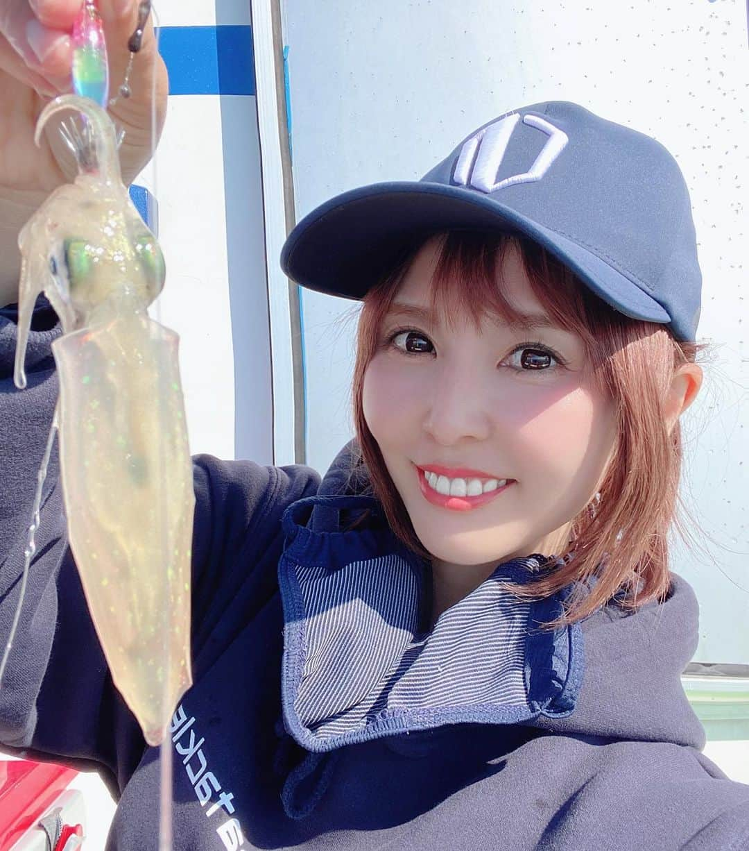 井上直美のインスタグラム：「今日はマルイカ調査仕立て船に混ぜて頂きたいぞう丸さんから行ってきました。 なんかいい感じだったんですけどー♡ 後半につれてアタリも多くなり、でも掛けられなくてみんなでキャーキャー悶絶するのが楽しかったです。釣ったマルイカはユミちゃんに墨抜きしてもらったー♡ありがとうございます。 マルイカもうちょいしたらかなりウハウハになっちゃう予感。  🦑タックルデータ🦑 ロッド♡アルファタックル アルファソニック マルイカ 148MH リール♡テイルウォーク エラン SW VTN73L ライン♡PE 0.8号 リーダー♡アプロード ソルトマックス ショックリーダーモバイル タイプＦ16lb スッテ♡JOKER  サングラス♡宅配のめがねやさん  船♡葉山　たいぞう丸さん  　#PR  #マルイカ　#アルファタックル　#JOKER  #サンヨーナイロン　#たいぞう丸」