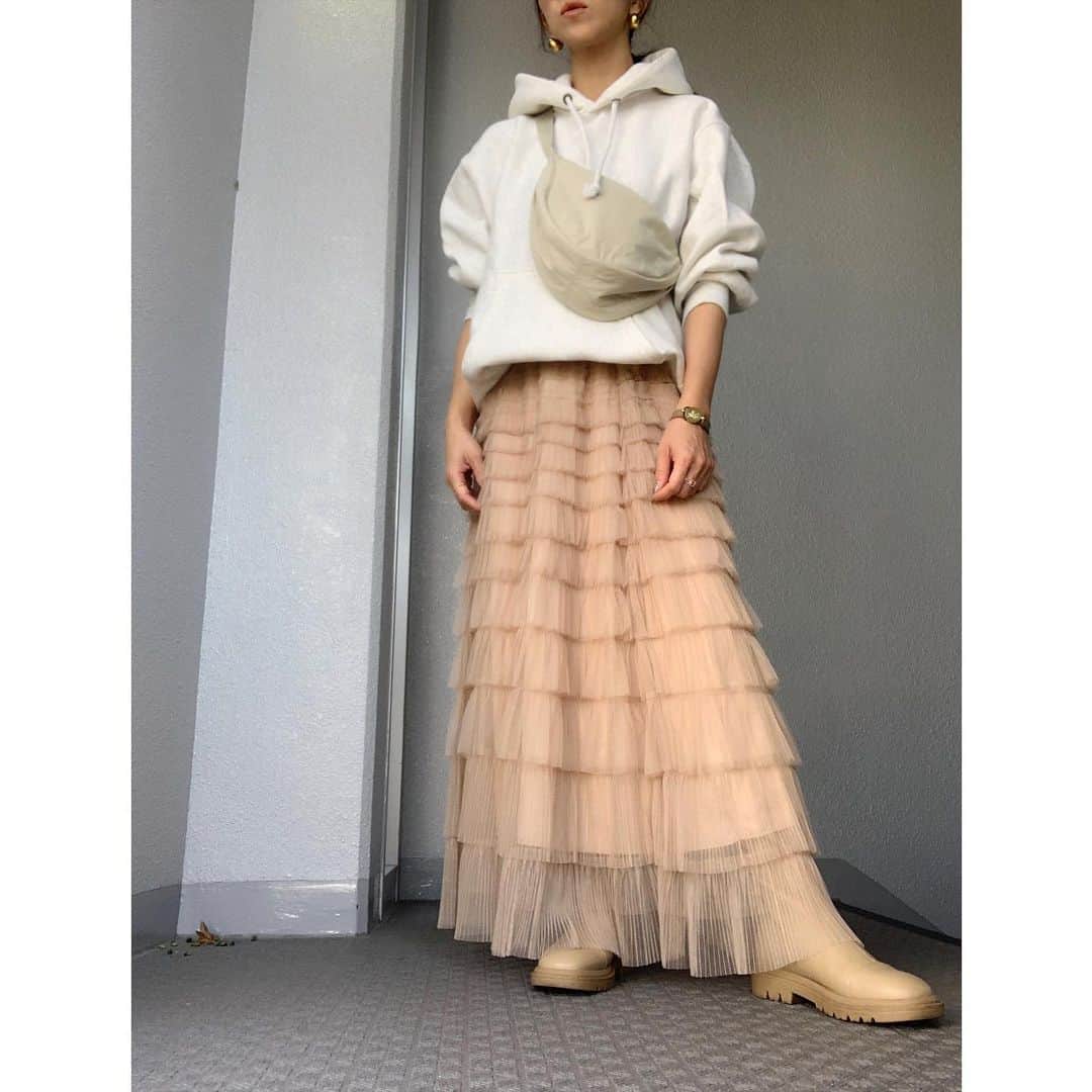chieminsのインスタグラム：「フーディ今年はイロチが欲しいな‧✧̣̥̇·͜·  ゆるっとがやっぱり楽チンで手に取ってしまう😊🫶  hoodie▶︎▷#gu bag▶︎▷#uniqlo  skirt▶︎▷#searoomlynn  boots▶︎▷#lavishgate   #code  #coordinate #ootd #outfit #mylook #ママコーデ#156cmコーデ」