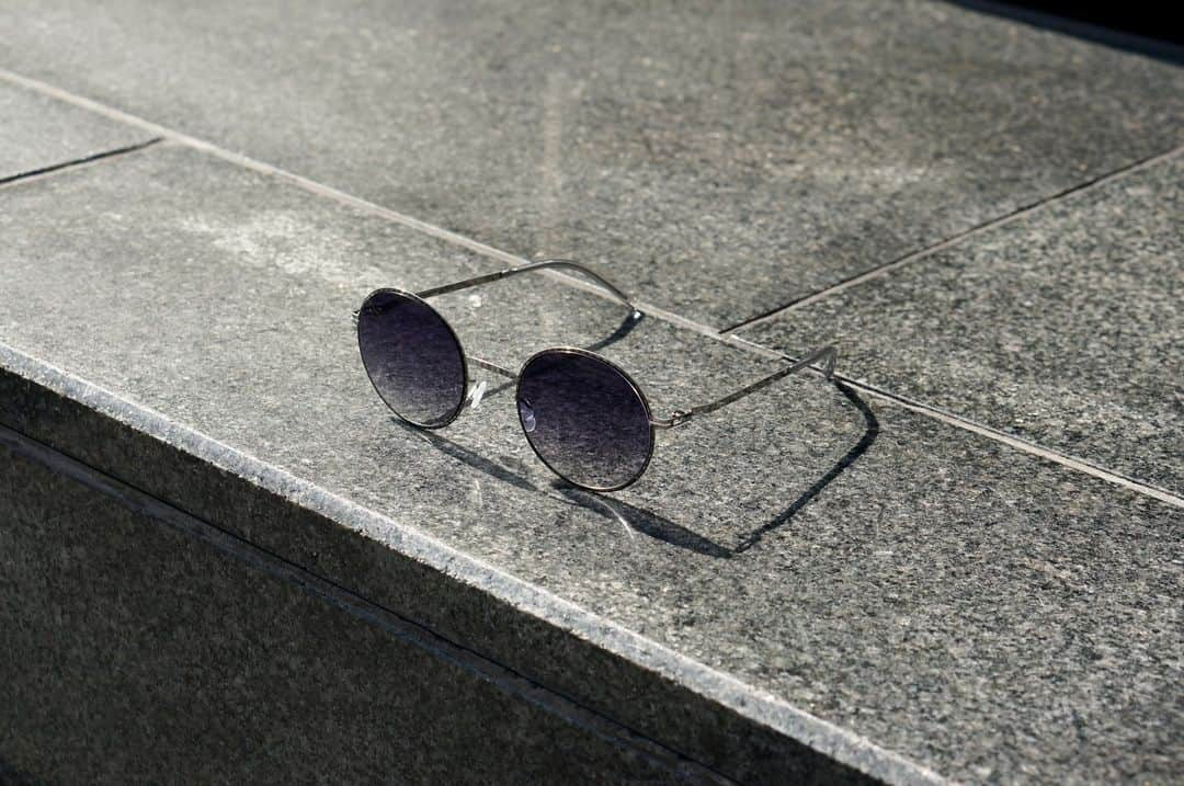 MYKITA SHOP TOKYOのインスタグラム：「【LITE ACETATE Collection"LALE Shiny silver"】  リムに彫金を施した、やや大ぶりなラウンドシェイプのLALE。 レンズはブラックカラーのグラデーションになっており、陰影が美しいモデルです。  LITE ACETATE Collection "LALE Shiny silver"  A slightly large round LALE model with engraved rims. The lenses are a gradation of black colors, creating a beautifully shaded model. _____ #mykita  #mykitalite  #sunglasses  #sunglassesfashion  #マイキータ  #サングラス」