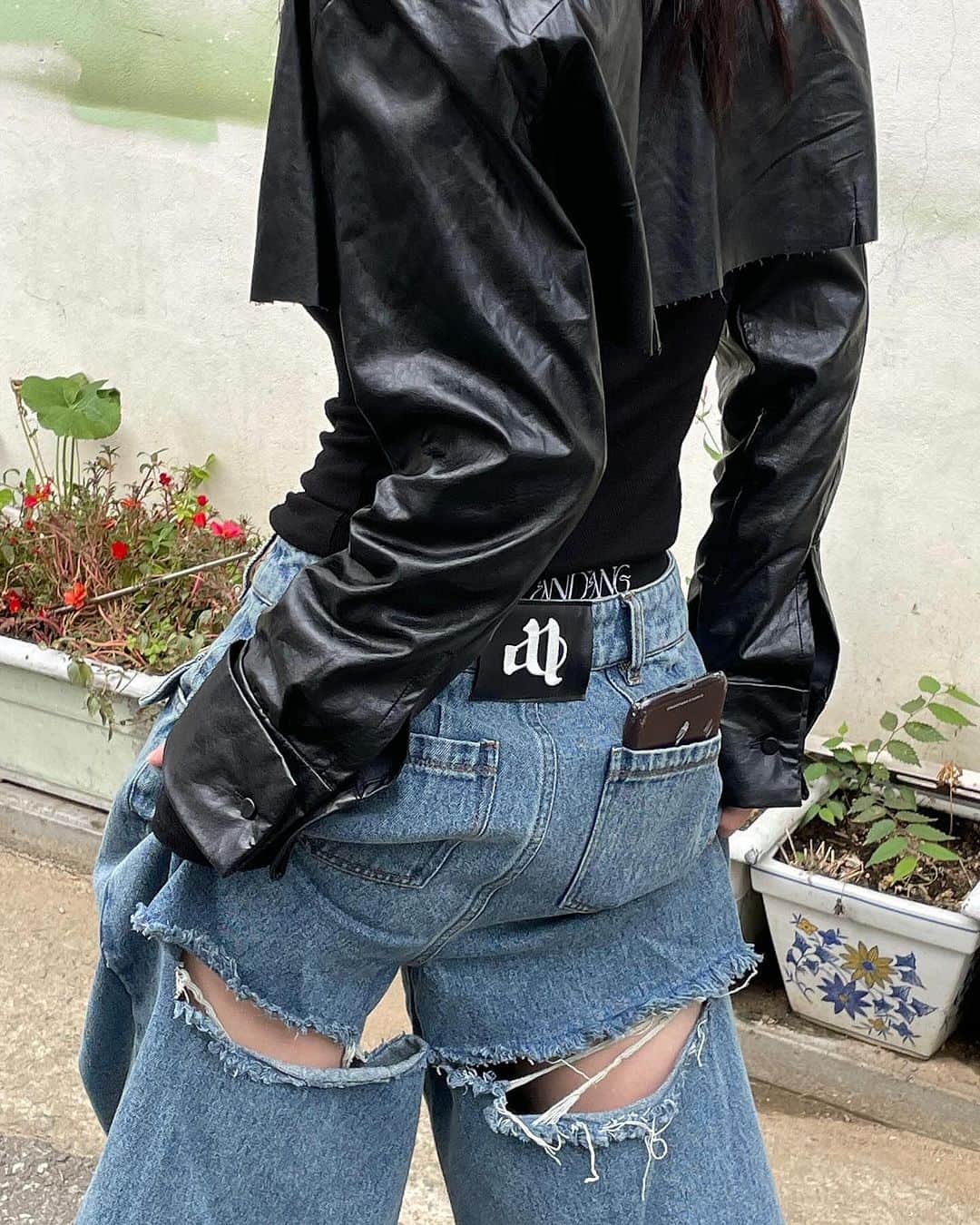 pipilottieのインスタグラム：「【3DAYS ONLY CAMPAIGN】 2buy 20%OFF🩶 ⁡ 11月3日から5日の間、ANDWANG大人気アイテムback cutout denim pantsと、他のアイテムを一緒にご購入頂くと、back cutout denim pants が20％オフ (¥14,500 > ¥11,600)でゲットできるキャンペーンを開催します🎧 ⁡ そして、同期間、日頃の感謝の気持ちを込めまして全てのアイテムを送料無料でお届けします✈️♡ ⁡ 是非、この機会にお買い求めください♡ ⁡ ⁡ ⁡ #andwang ⁡ ⁡ ⁡  ⁡」
