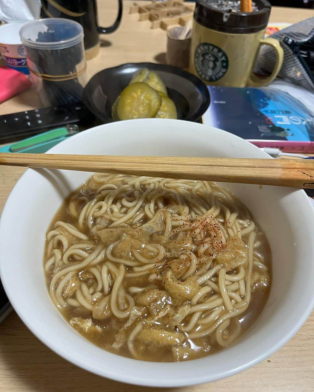 本坊元児のインスタグラム：「ようし、庄農うどんだ #庄農うどん #ぺそら漬け」