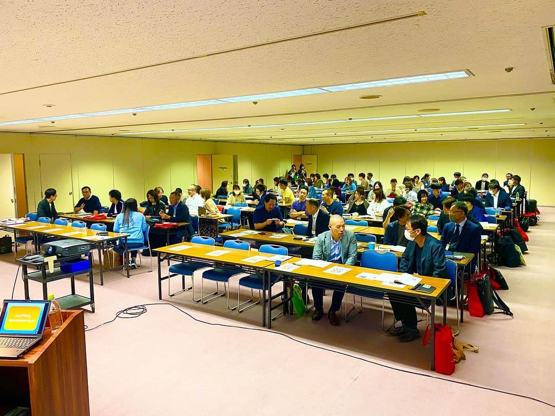 畑喜美夫のインスタグラム：「国際会議場に全国私立保育連盟青年会会議広島大会に沢山の方が来られて、その中の第2分科会（ボトムアップ理論セミナー）定員90名に約120名もきてくました。嬉しいですね‼️  北海道など沢山の保育園の社員研修に取り入れたいと話を頂きました‼️全国の保育園がボトムアップスタイルになると良いですね‼️  全国どこでもいつでもお伺い致します‼️  #ボトムアップ  #ボトムアップ理論  #畑喜美夫  #畑喜美夫先生  #ボトムアップパーソンズ協会  #ボトムアップパーソンズ  #みんなが主役  #みんなで成長  #幼稚園  #マネジメント  #リーダー  #リーダーシップ #選手主役 #人間力  #セミナー  #講演会  #保育園  #広島  #全員リーダー制 #instagram  #可能性  #日本  #発見」