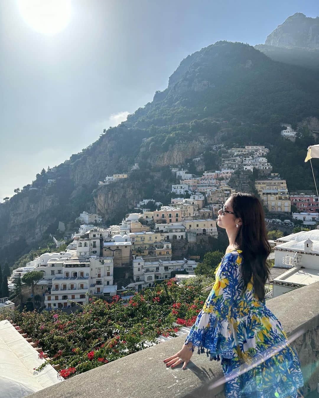 Yuika Matsuさんのインスタグラム写真 - (Yuika MatsuInstagram)「📍イタリア旅行 in ナポリ編🇮🇹 　　 南イタリアの高級リゾート地アマルフィ💛 　 海岸の断崖絶壁に築かれた美しい街 ポジターノはまるで宝石箱のように華やか✨ 　 どこを切り取っても絵画みたいで 素敵すぎる…🌞 　 　 レモンの産地としても有名だから 街中レモンだらけ！ 　 特にレモンリゾット🍋が美味しすぎて 忘れられない味になりました…！ 　 訪れてよかった🥹 　 　  #ゆいか新婚旅行　 ⇧新婚旅行の投稿が好評だったので こちらのハッシュタグから全て見れるように まとめてます❤️ 　 　 #アマルフィ#アマルフィ#ポジターノ #世界で一番美しい海岸  #旅行#海外旅行#イタリア旅行 #イタリア #ナポリ #ナポリ旅行 #napoli #italy #positano#visititaly #amalficoast #southitaly #trip #tripmemories」11月1日 19時52分 - yuika00802