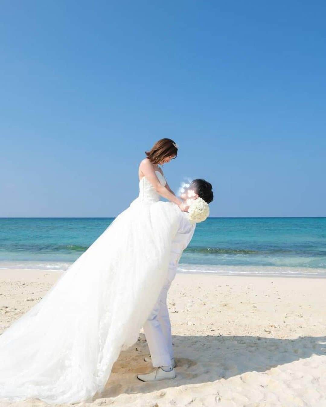 長谷川怜華のインスタグラム：「.. ..  11月1日🤍 初めての結婚記念日💍🤭！！  前に比べたら 言いたいことある程度いうし ムスッとした態度する事も あるけど、、  付き合ってから6年 結婚して1年喧嘩することなく 仲良くすごしてる👏🏻👏🏻  基本的に旦那さんには 甘やかされて過ごしてる😏 ご飯作ると美味しい美味しい 嫁のご飯何が好きって言われたら 選べないよぉ〜（誰にも聞かれた事ないと思う） と美味しそうに食べてくれる  お家にいる時は ずーーっと喋ってる 毎日一緒にいても こんなに話す事あるんですねぇ🤔笑  イタイかもって自分で思って しまうくらい 多分仲良し。😬😅 この仲良く楽しい日々🕊️が これからも続くように美味しいご飯 作って笑顔で過ごそうと思います😌✨👏🏻  旦那さんいつもありがとう🤭😏  ... ...」