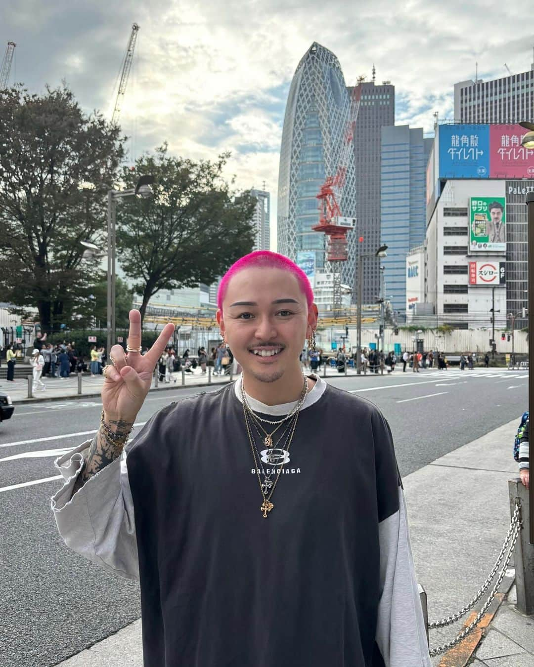 コンボイさんのインスタグラム写真 - (コンボイInstagram)「本日、無事に誕生日を迎える事が出来やした㊗️  連絡くれたみんなありがとう㊗️  一つ歳を重ね、より渋さを増したコンボイをよろしくおなしゃす㊗️  という事で日頃の感謝も込め、、、  @doghjk ↓↓↓   🔥コンボイ生誕祭SALE🔥  本日コンボイが誕生日という事で、、、  明日、11月2日〜5日までの間、超激アツの店内全品50%OFF！！数量限定10円商品有り！！  こんなチャンスは2度とねぇ！！来るわけねぇ！！来てたまるかクソ野郎！！来年もあるけど！！  是非ともご来店お待ちしております㊗️」11月1日 20時03分 - convoy_dog